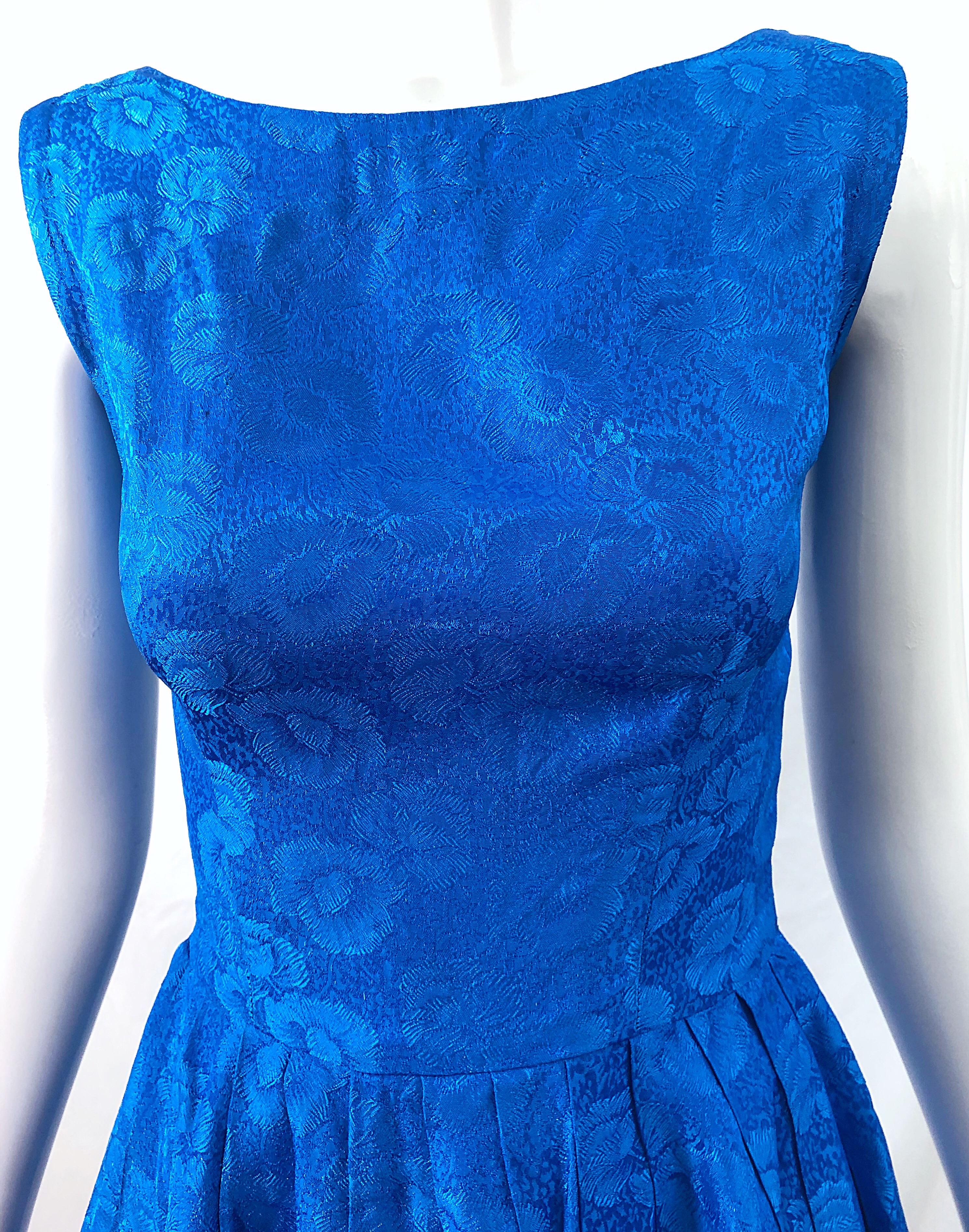 1950s Größe 0 Kobaltblaues Seidenkleid Damast Fit n' Flare Vintage 50s Rockabilly (Blau) im Angebot
