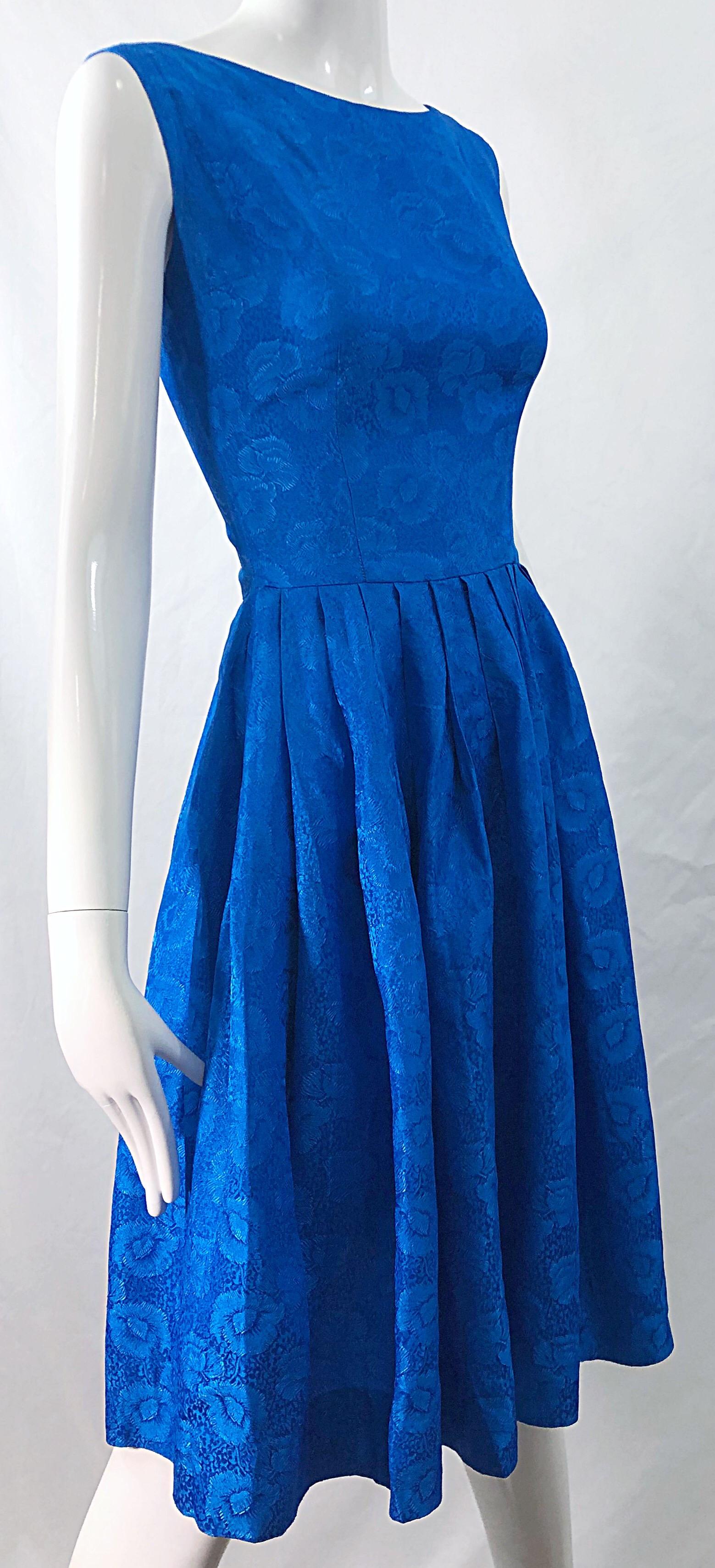 1950s Größe 0 Kobaltblaues Seidenkleid Damast Fit n' Flare Vintage 50s Rockabilly Damen im Angebot