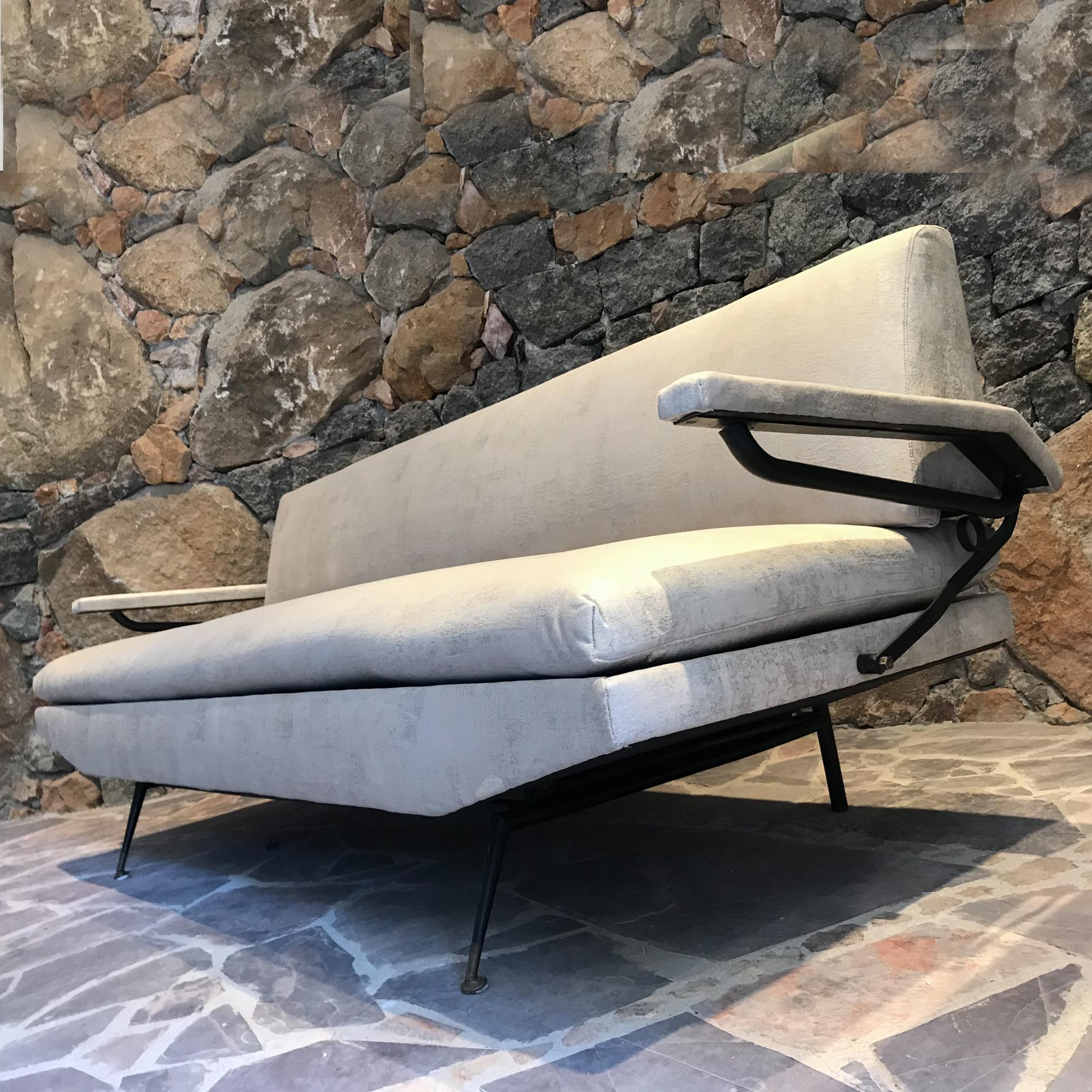 Canapé-lit de jour italien des années 1950 Style of Osvaldo Borsani Italy en vente 4