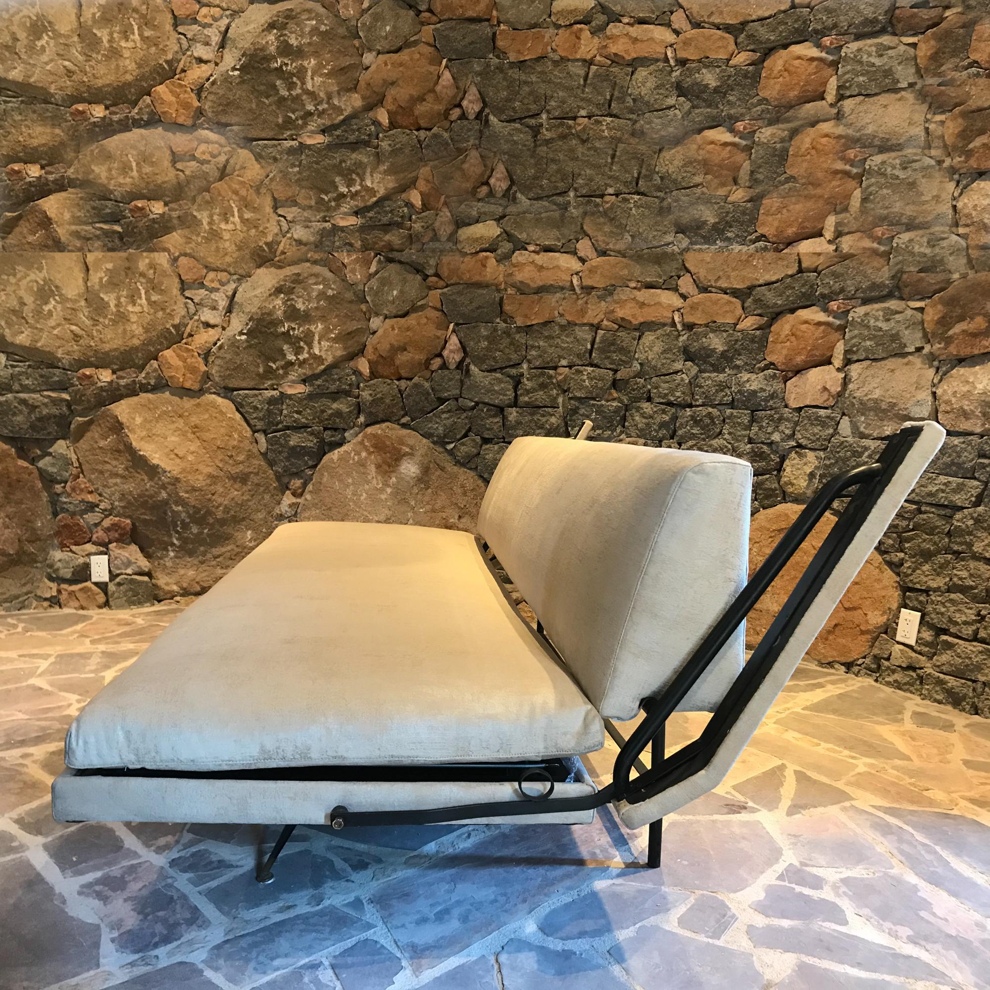 Canapé-lit de jour italien des années 1950 Style of Osvaldo Borsani Italy en vente 7