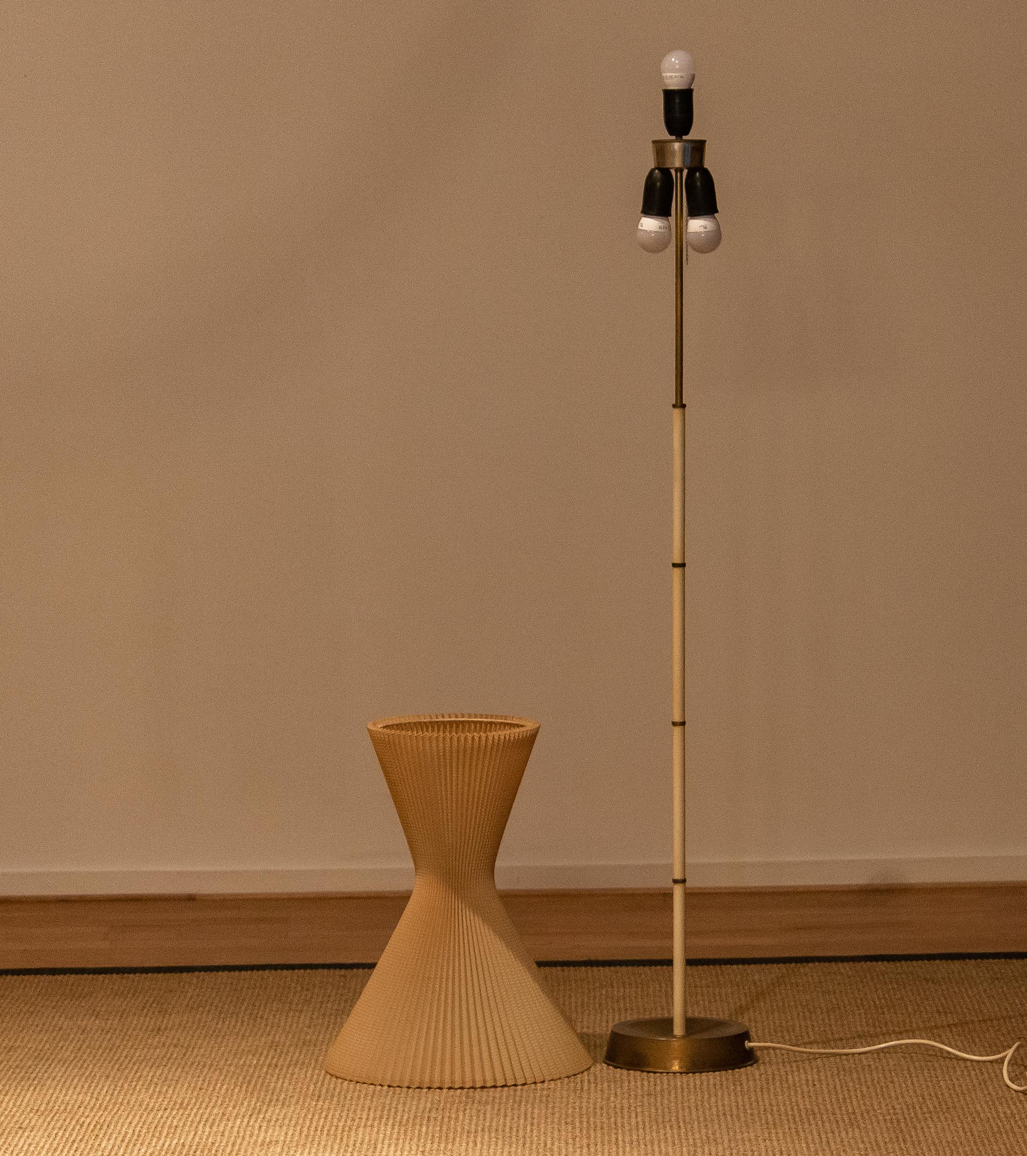 1950s Slim German Floor Lamp Made of Brass with Large Cotton Diabolo Shade In Good Condition In Silvolde, Gelderland