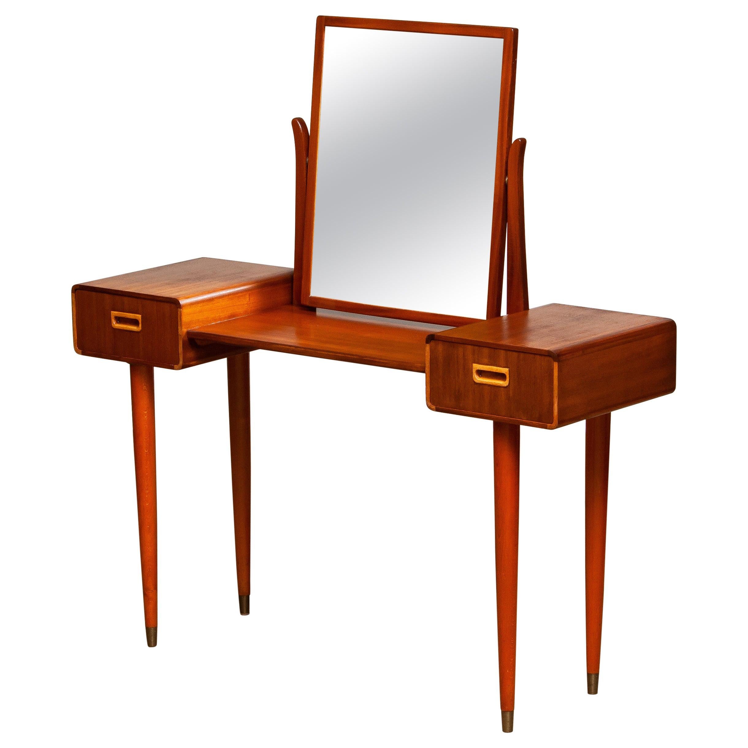 Beautiful and elegant mahogany vanity consisting two drawers and a adjustable mirror made by Tibro Möbler Sweden in the 1950's.
Allover in good condition.