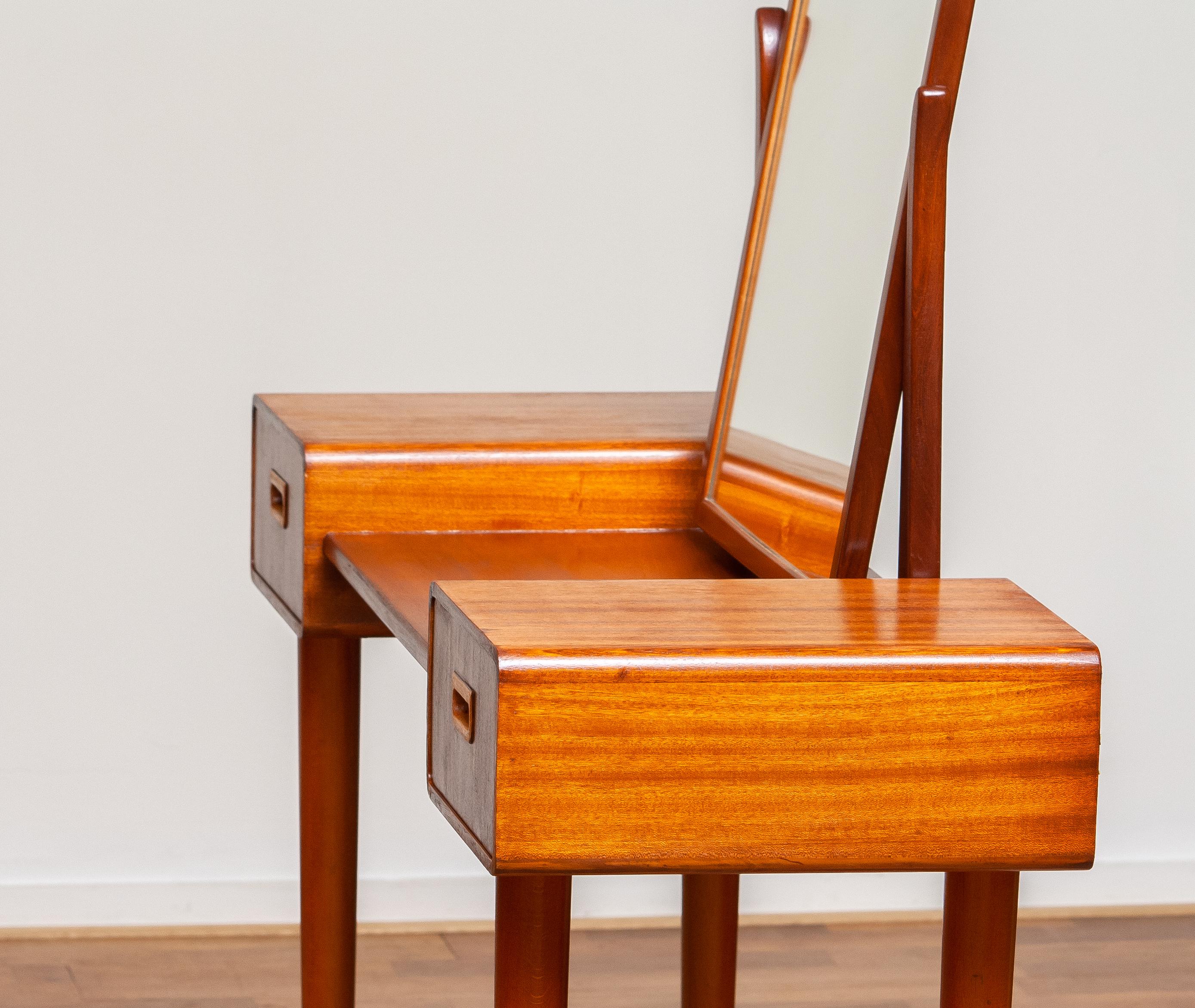 Beautiful and elegant mahogany vanity consisting two drawers and a adjustable mirror made by Tibro Möbler Sweden in the 1950's.
Allover in good condition.