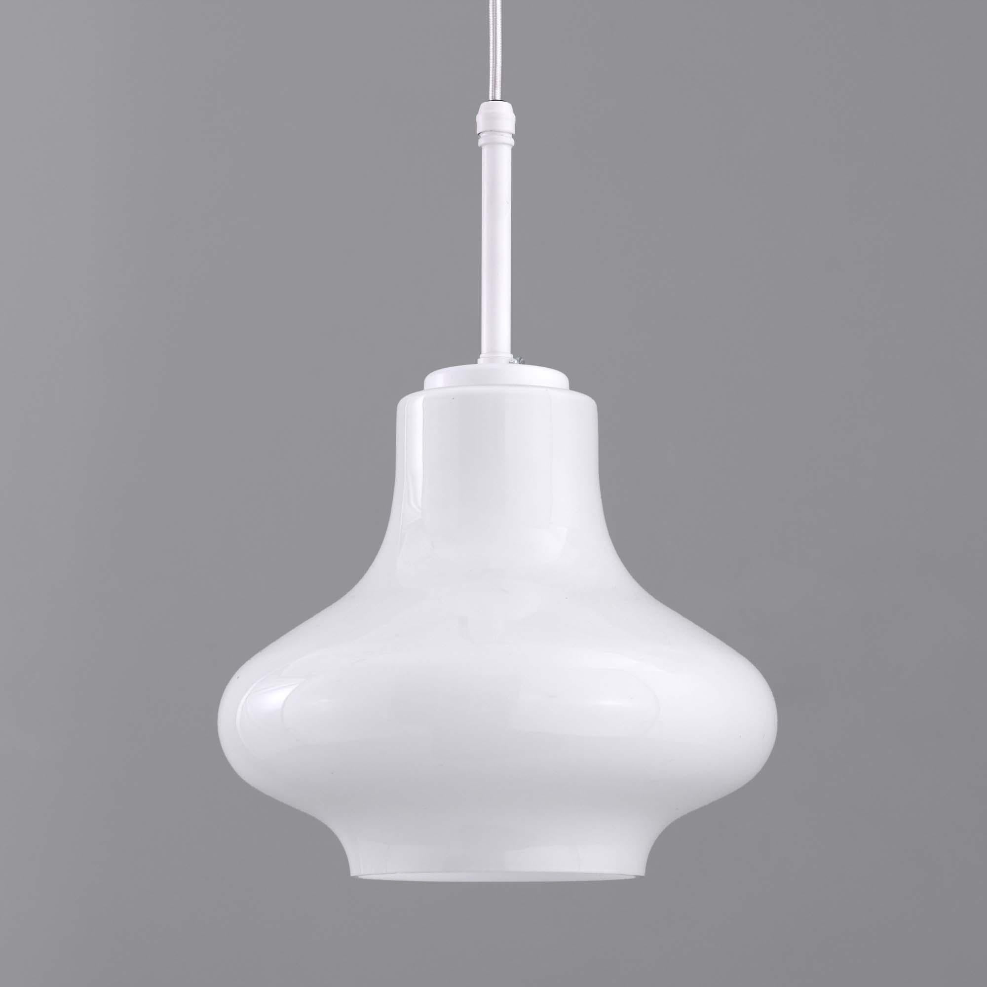 Esta impresionante colección de lámparas colgantes vintage procede de un edificio público de Eslovaquia y data de los años 50, una época en la que los fabricantes de Europa del Este producían algunas de las lámparas opalinas con más carácter para