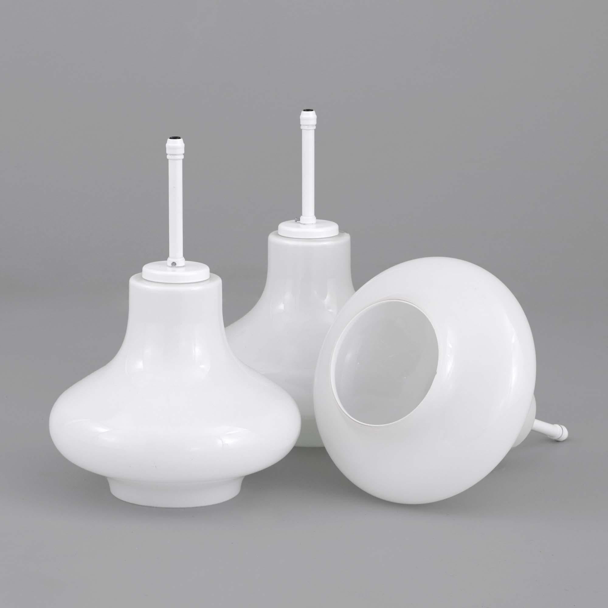 Lámparas colgantes eslovacas de cristal opalino curvado de los años 50 Eslovaco en venta