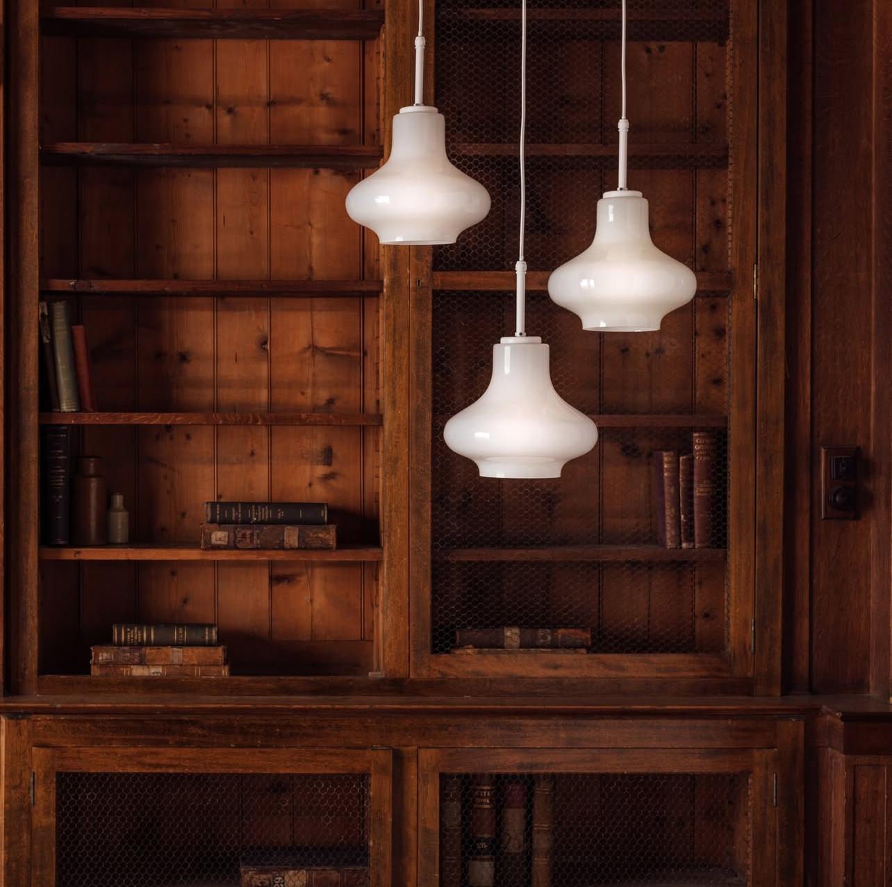 Lámparas colgantes eslovacas de cristal opalino curvado de los años 50 mediados del siglo XX en venta