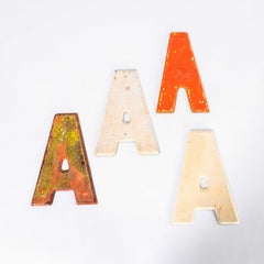 Letra de marquesina esmaltada de gasolinera vintage americana pequeña de los años 50 - A