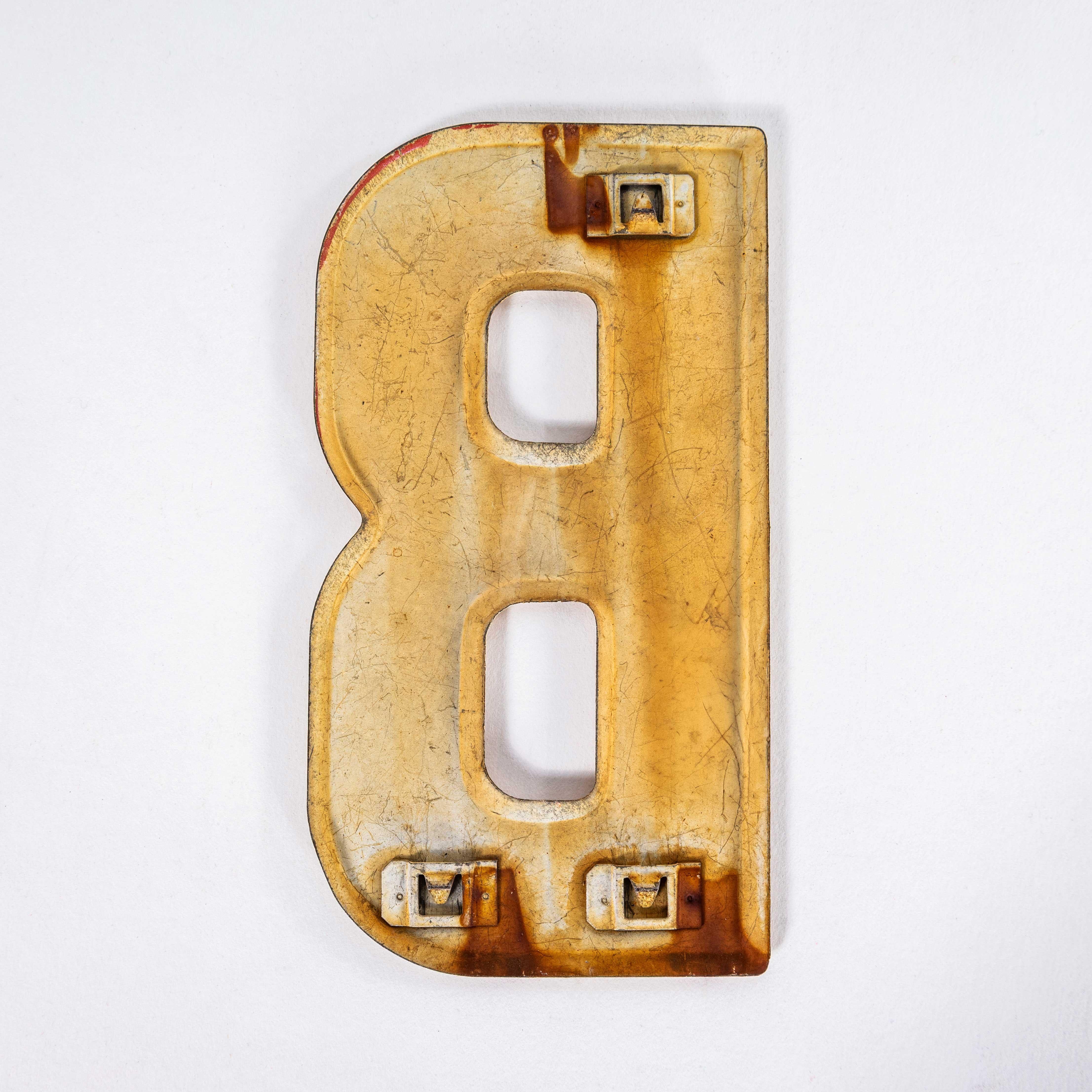 Lamina di metallo Lettera smaltata di una stazione di servizio vintage degli anni '50 - I. A. B. in vendita