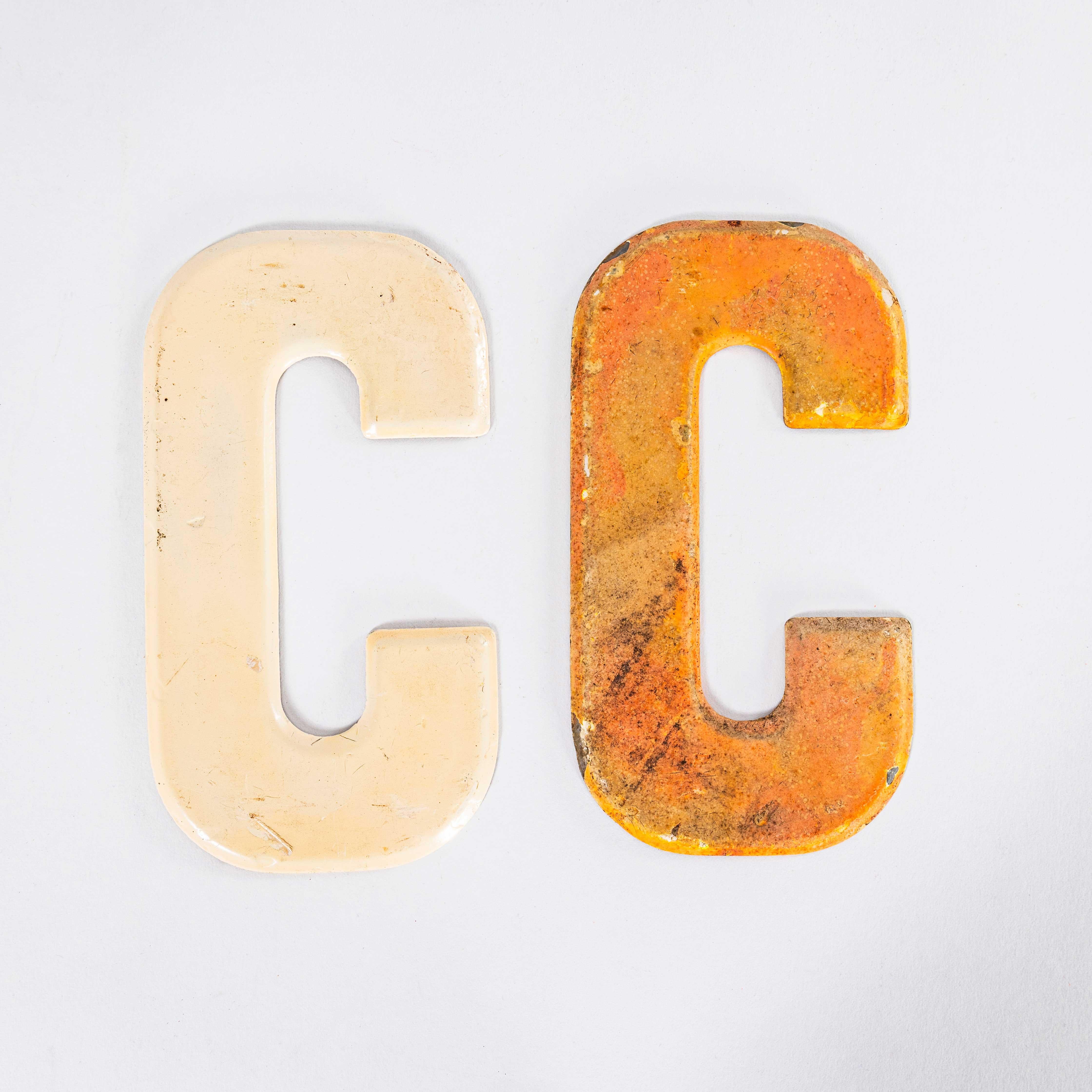Lettera smaltata di una stazione di servizio vintage americana degli anni '50 - C.C. 
Ci siamo procurati questi oggetti da una vecchia stazione di servizio in America, che si pensa risalga agli anni 50-60. Abbiamo una serie di colori/condizioni per