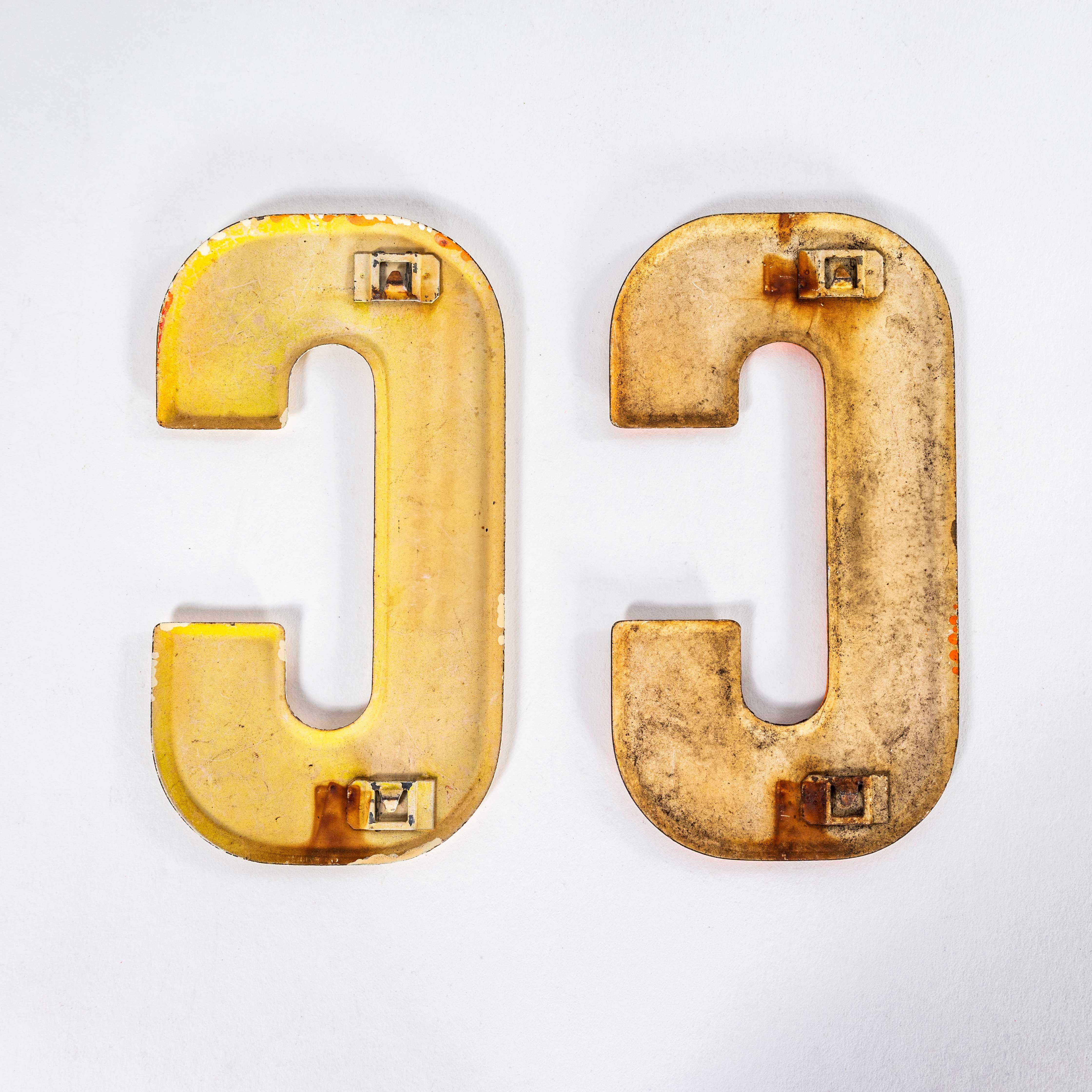 Lamina di metallo Lettera smaltata di una stazione di servizio vintage degli anni '50 - C.C. in vendita
