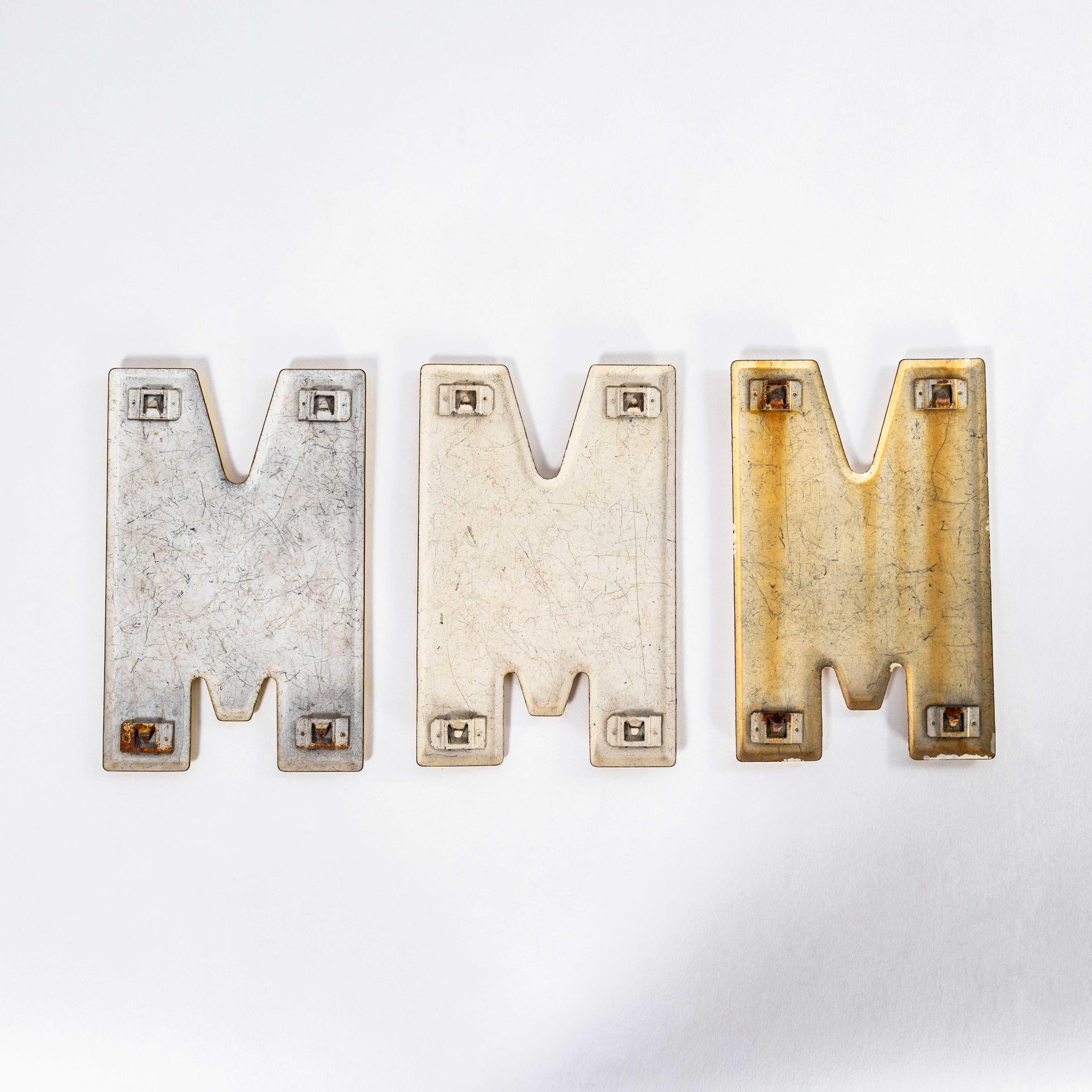 Lamina di metallo Lettera smaltata di una stazione di servizio vintage del 1950 - M. I. in vendita