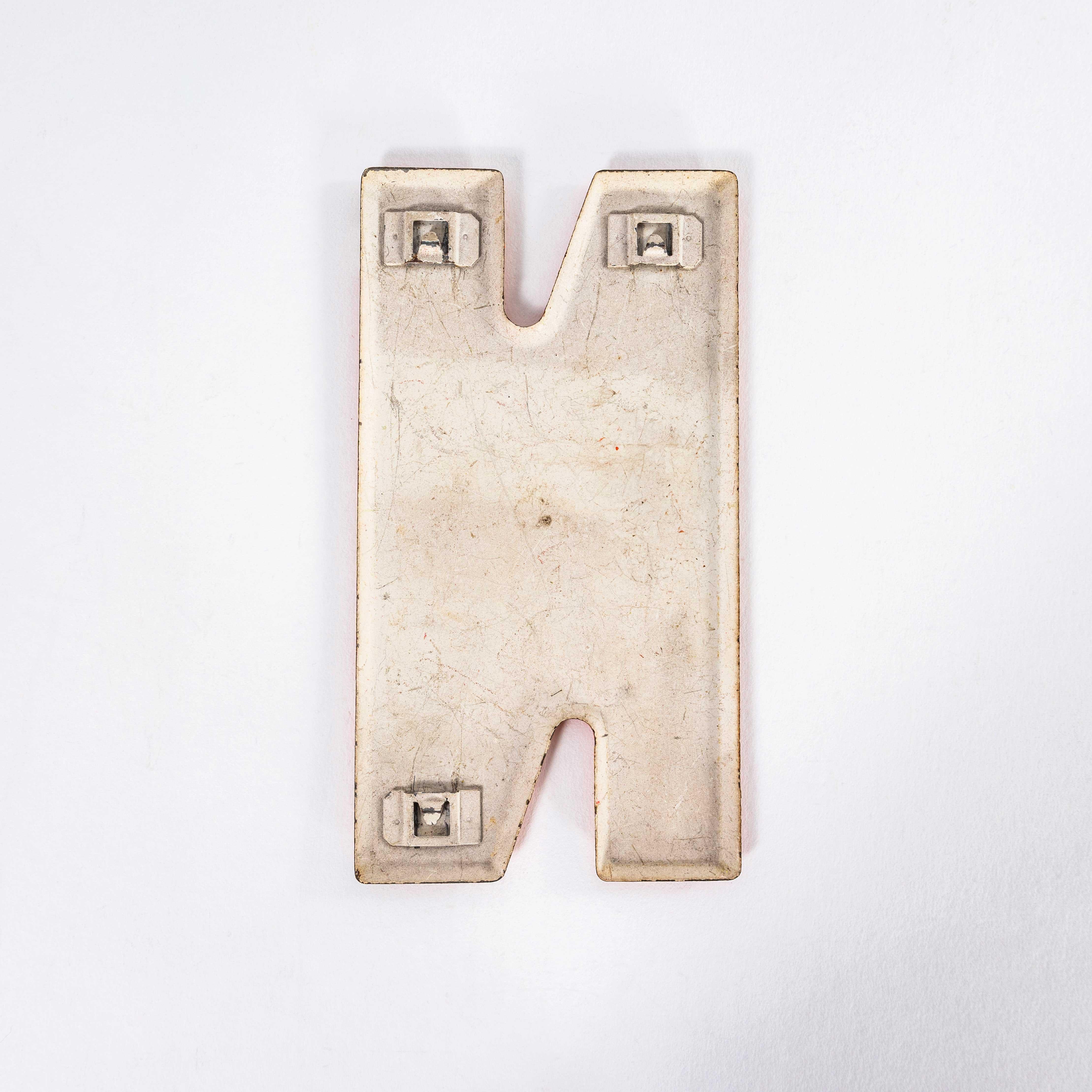Lamina di metallo Lettera smaltata di una stazione di servizio vintage degli anni '50 - N in vendita