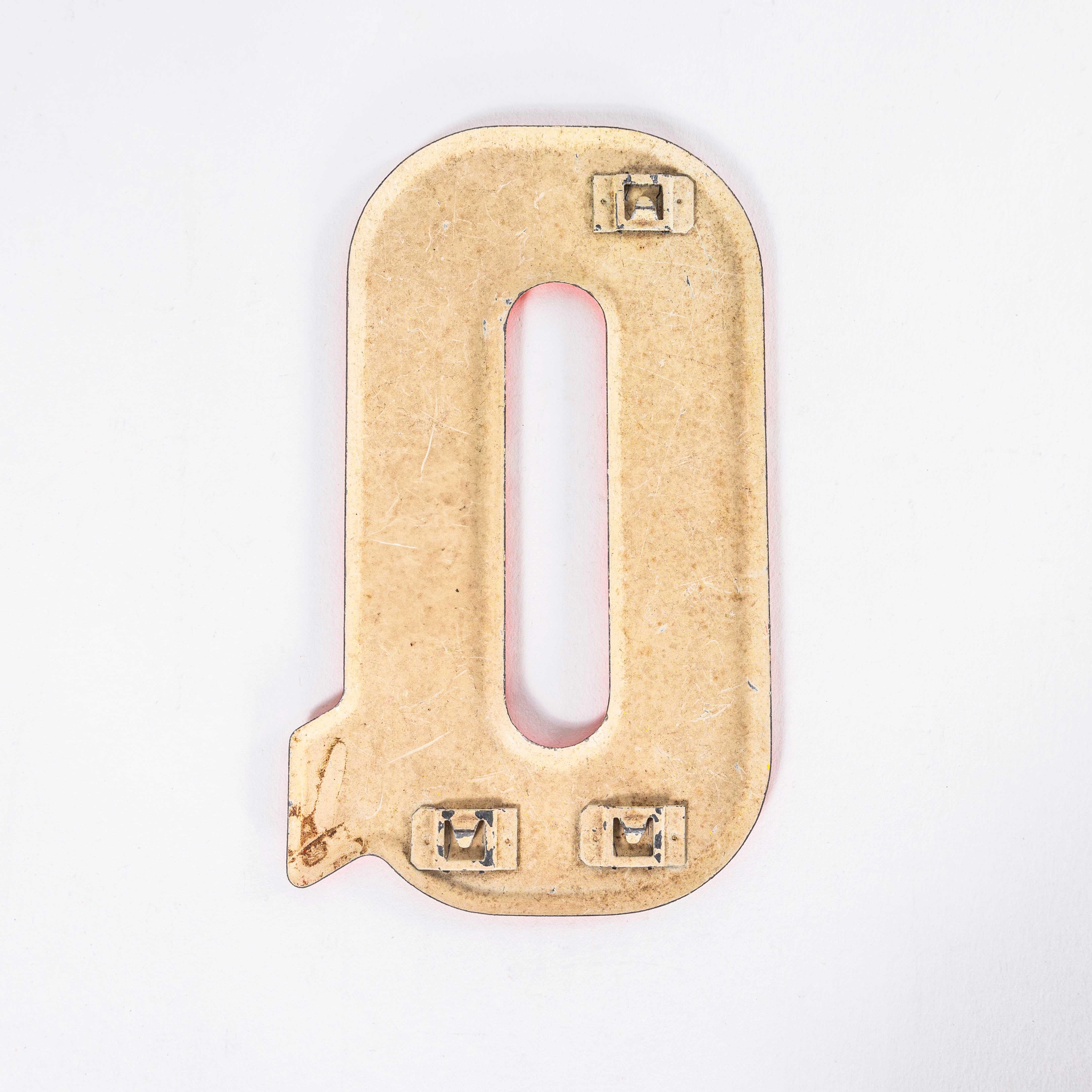 Lamina di metallo Lettera smaltata di una piccola stazione di servizio vintage degli anni '50 - Q in vendita