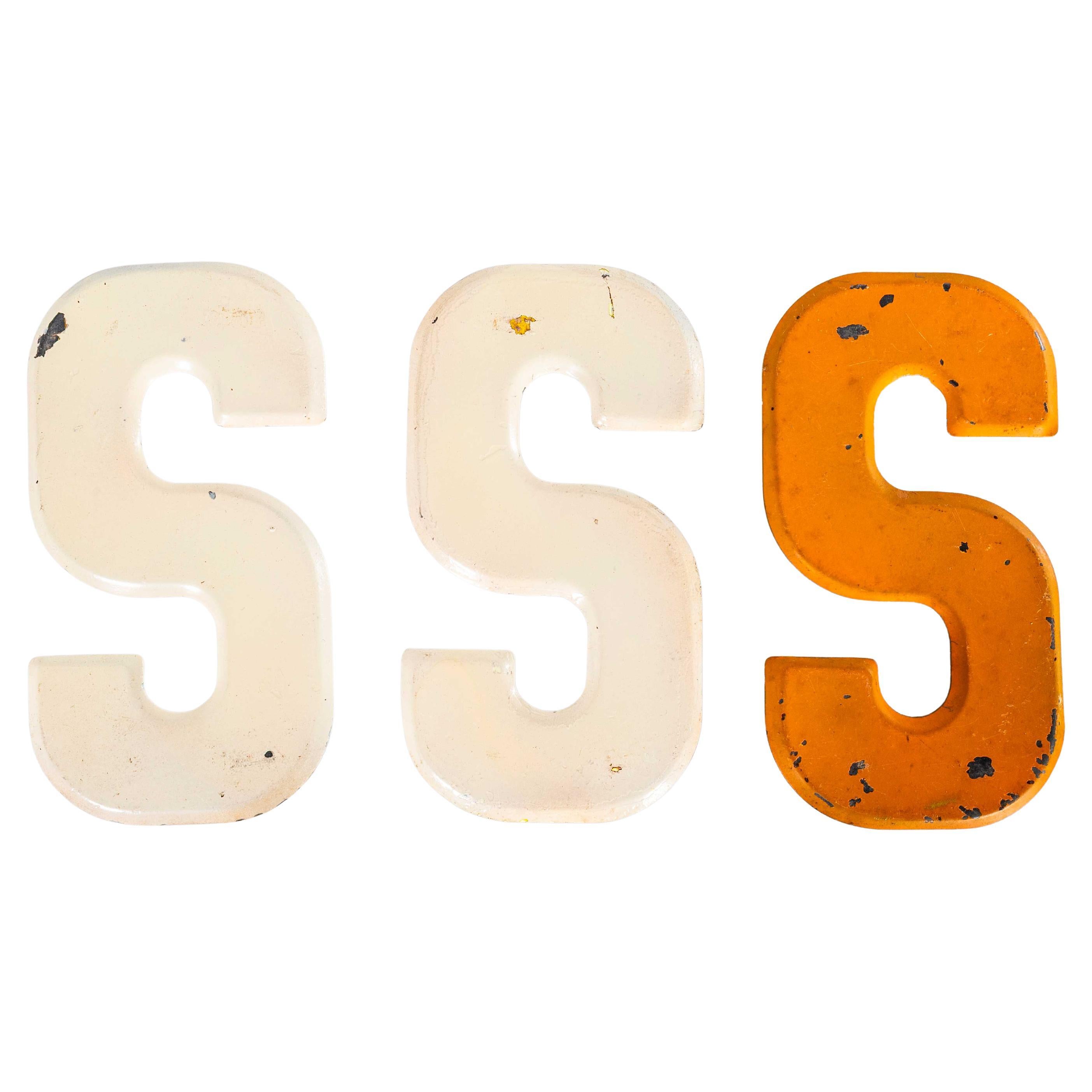 Lettera smaltata di una stazione di servizio vintage degli anni '50 - S
