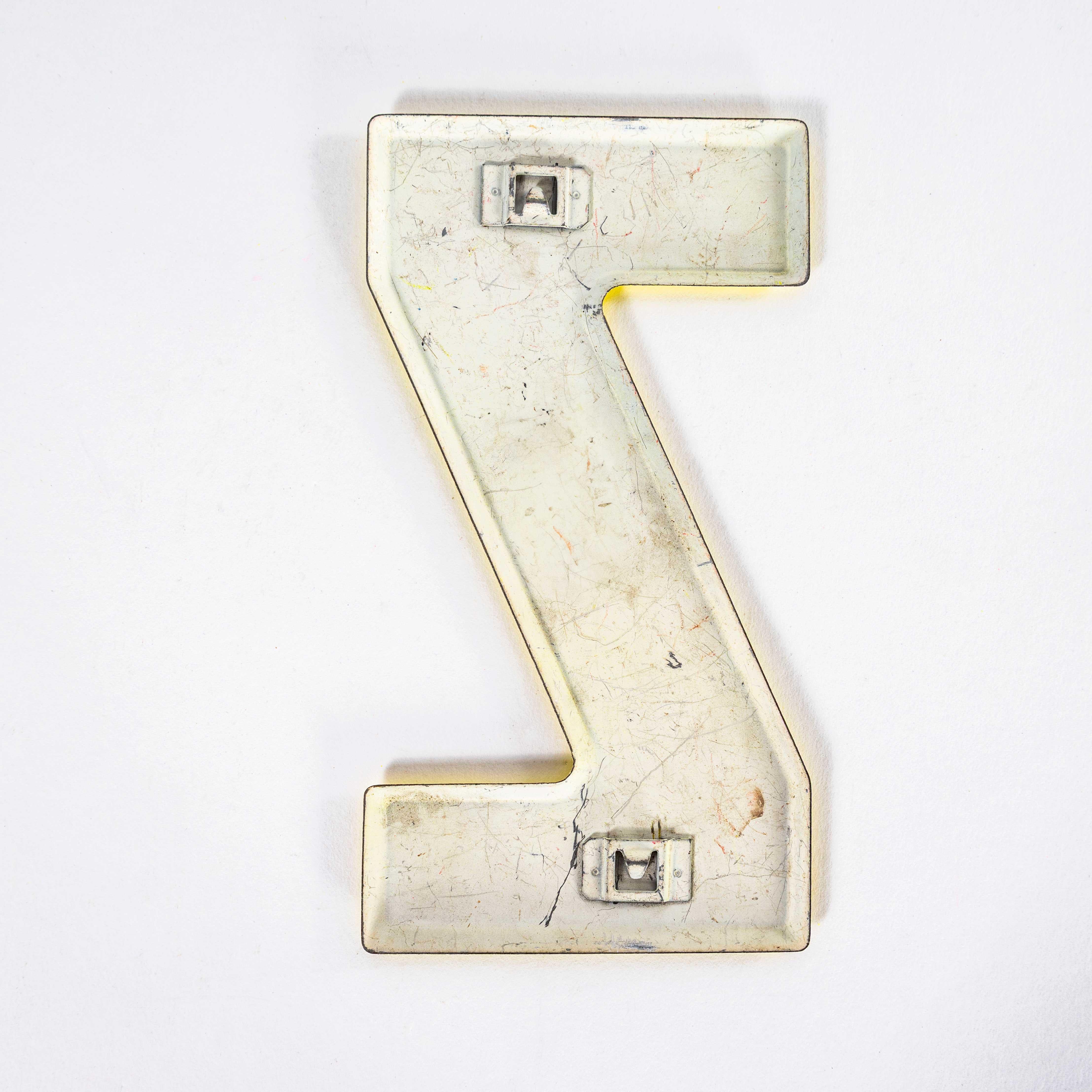 Lamina di metallo Lettera smaltata di una piccola stazione di servizio vintage del 1950 - Z in vendita