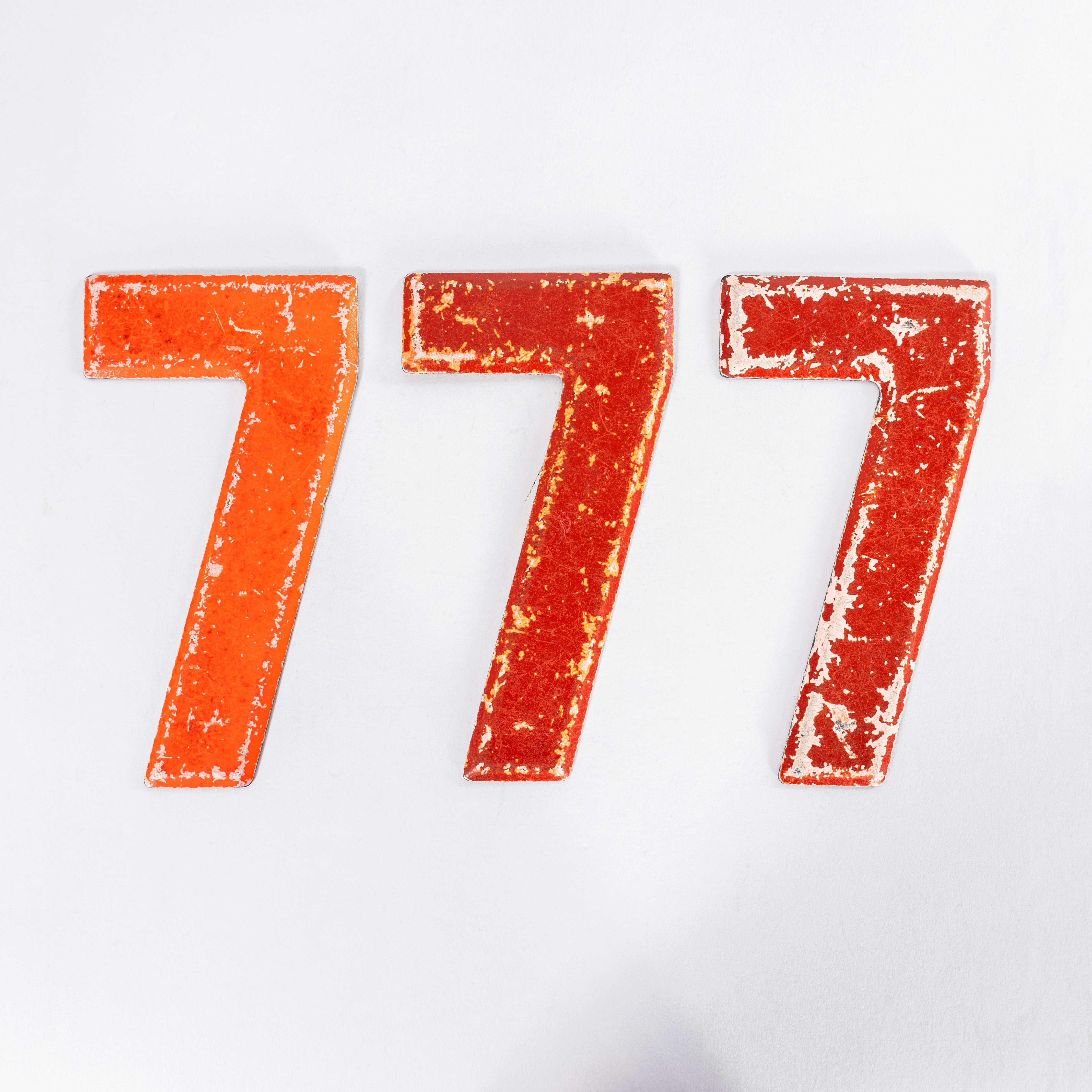 Milieu du XXe siècle Petite station-service américaine des années 50 avec numéro de marque en émail - 7 en vente