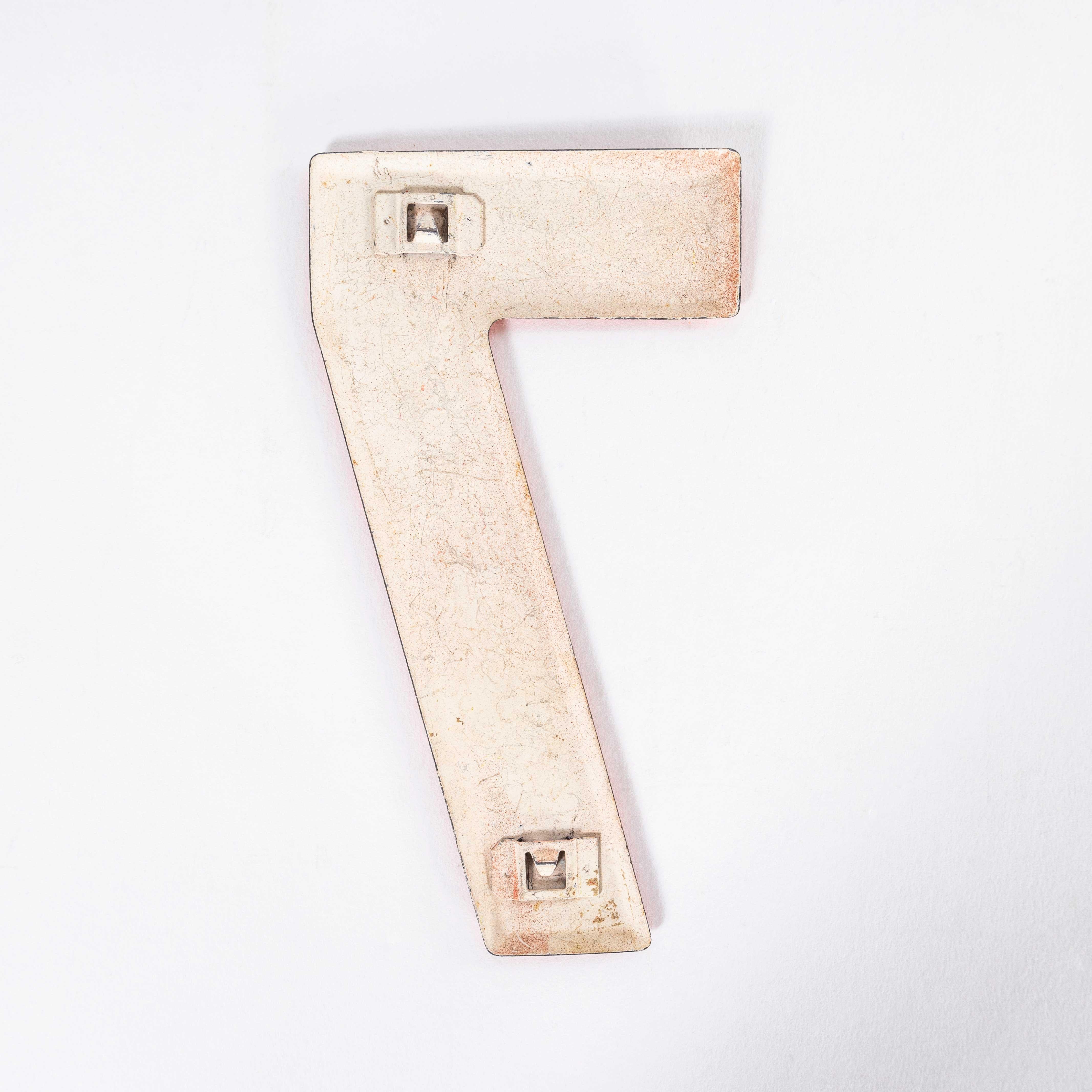 Tôle Petite station-service américaine des années 50 avec numéro de marque en émail - 7 en vente