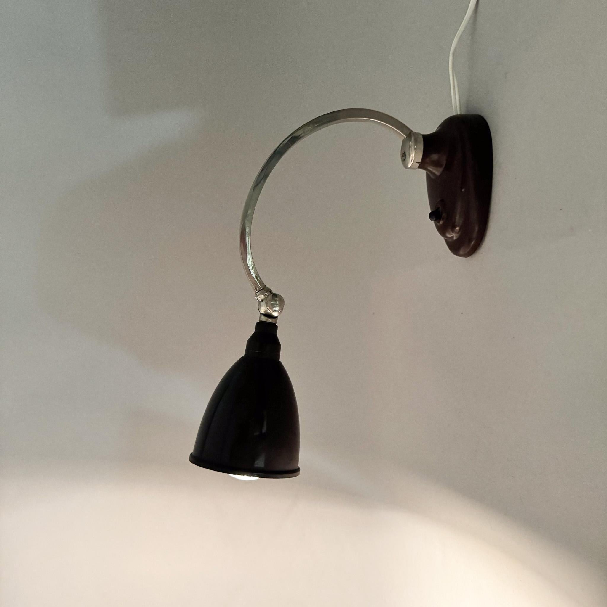Aplique pequeño de baquelita y metal con pantalla regulable. Cableado original y totalmente funcional. 
Bombilla: 1 x E14. Adaptador para EE.UU. incluido.