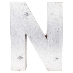 Piccola insegna a lettere in alluminio fuso degli anni '50 - N