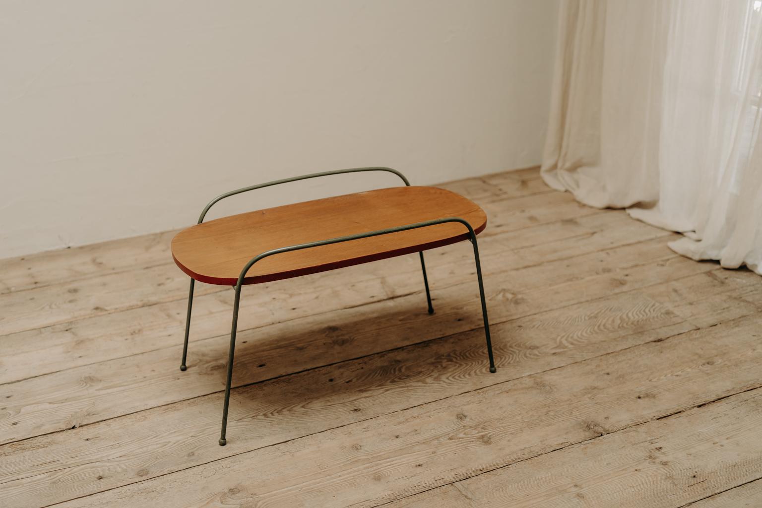 Great midcentury design on this elegant, small coffee table... Great item for vintage lovers.