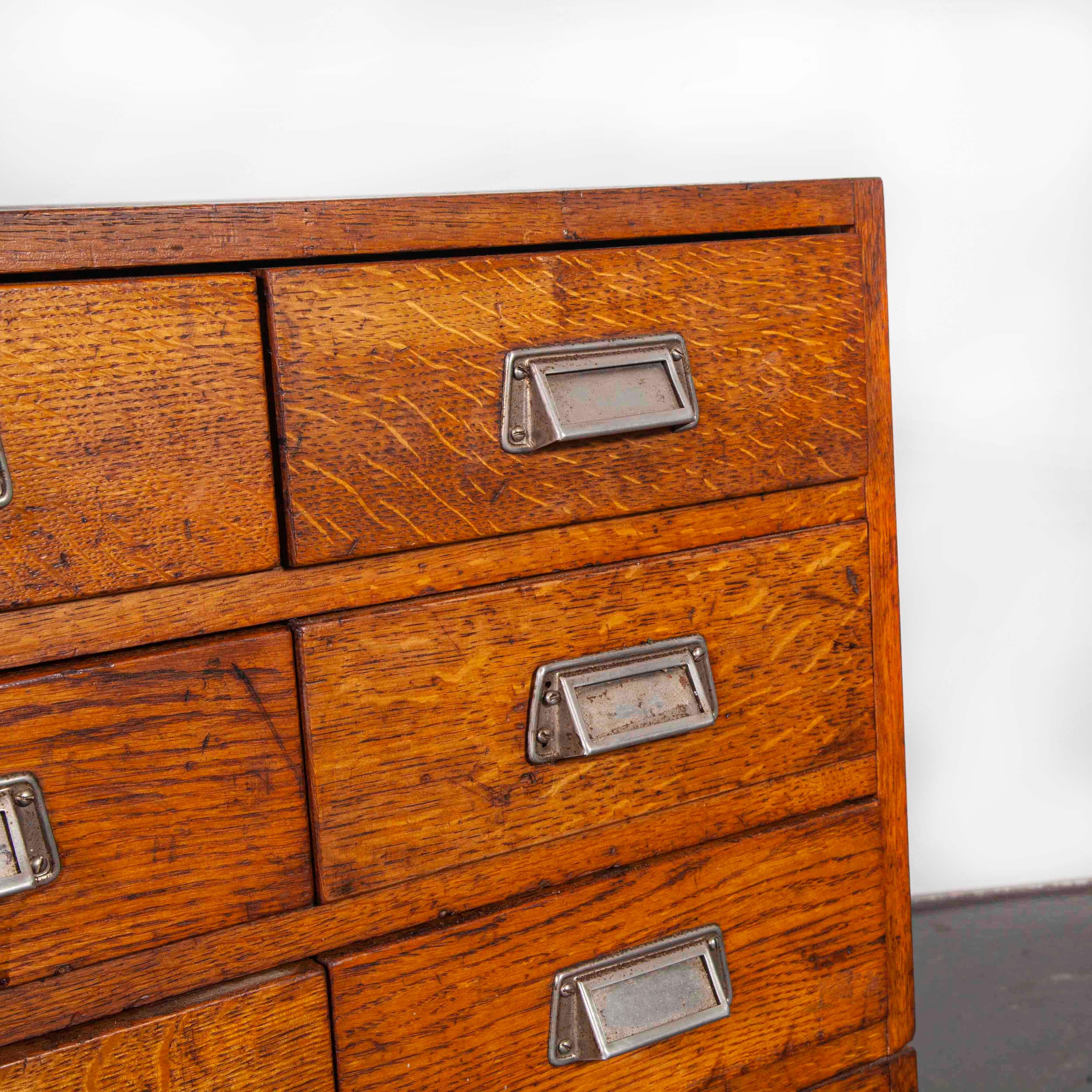 1950s Small Oak Multi Drawer Chest of Drawers In Good Condition In Hook, Hampshire