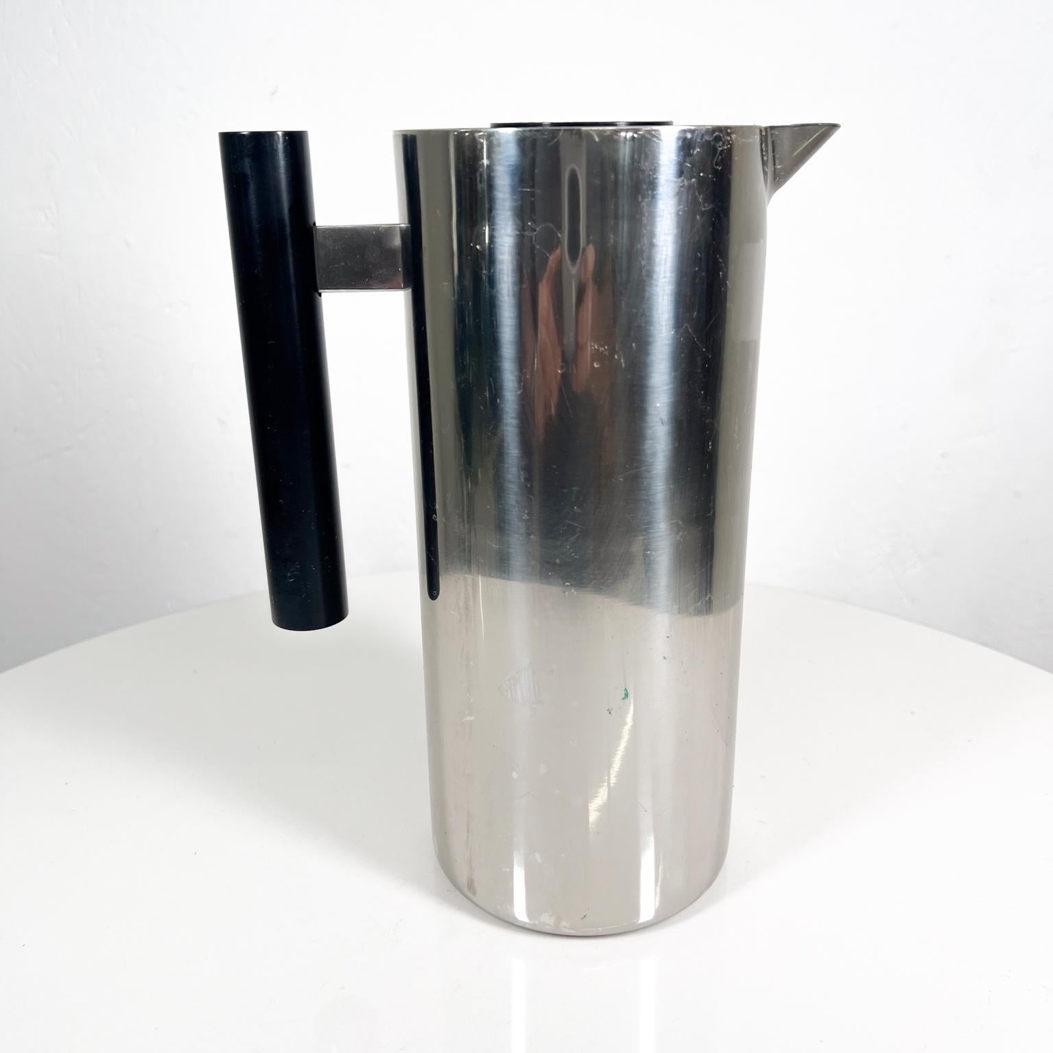 1950s Smith Metal Arts Stainless Modern Pitcher Carafe Buffalo NY
Vintage Insulated Coffee Pot Water Jug
7 d x 4.13 w x 9.5 h
Pre-owned vintage condition.
Refer to images.
