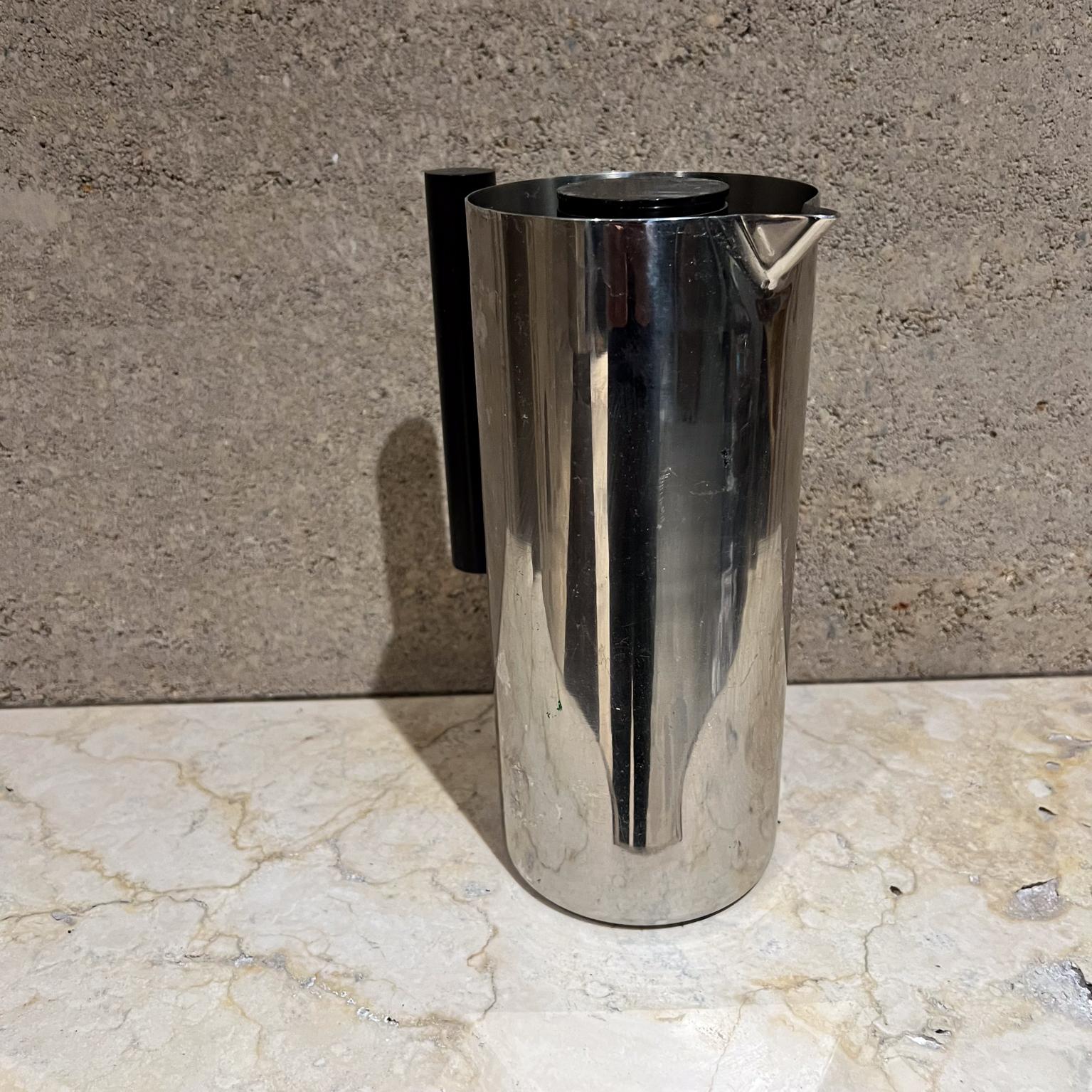 1950s Smith Metal Stainless Modern Pitcher Carafe Buffalo NY
Cruche à café isolée Vintage
9,75 h x 6 p x 4,25 diamètre
Etat vintage d'occasion.
Reportez-vous aux images.