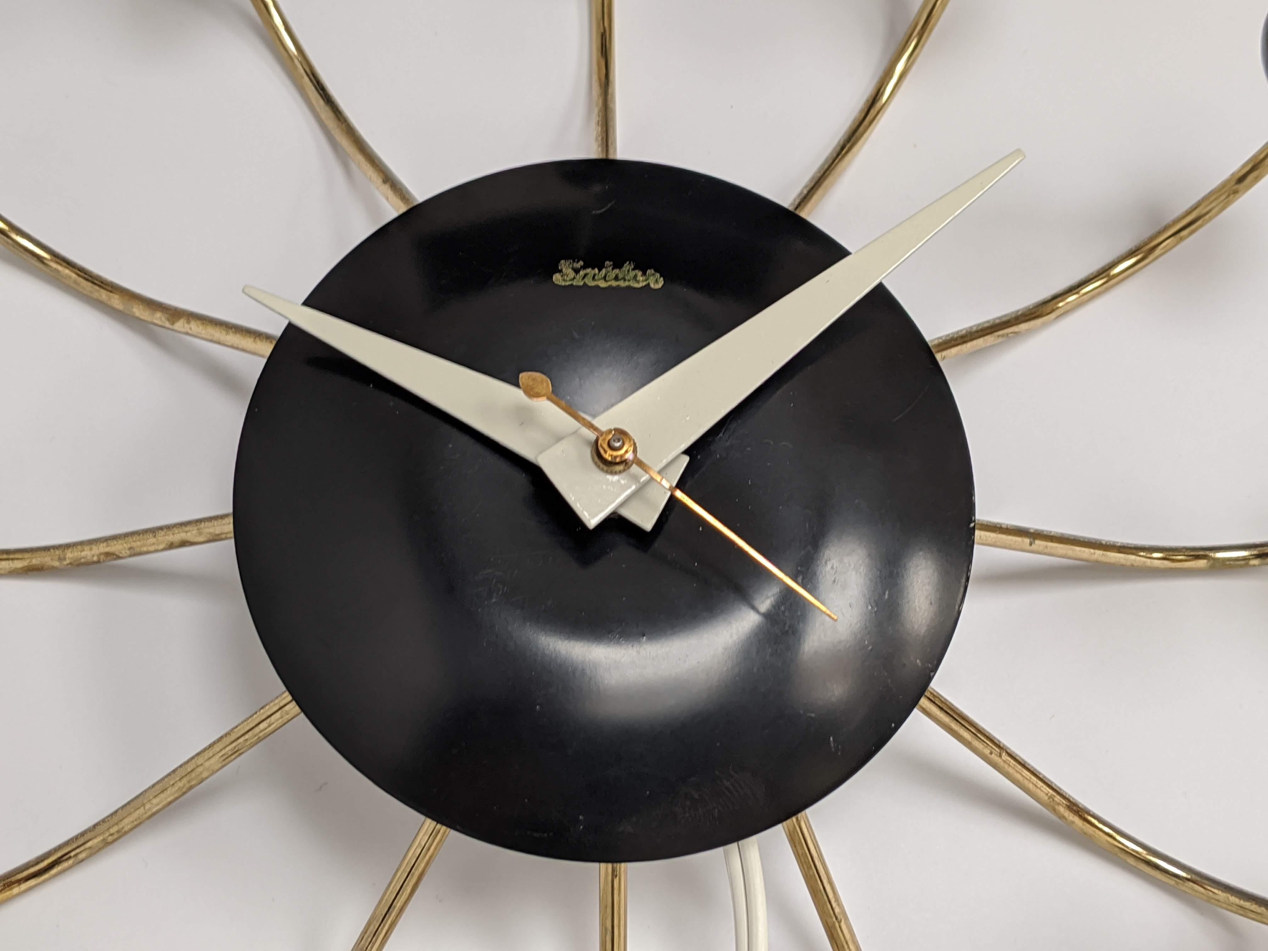 1950s Snider Spider Electric Wall Clock In Good Condition In St- Leonard, Quebec