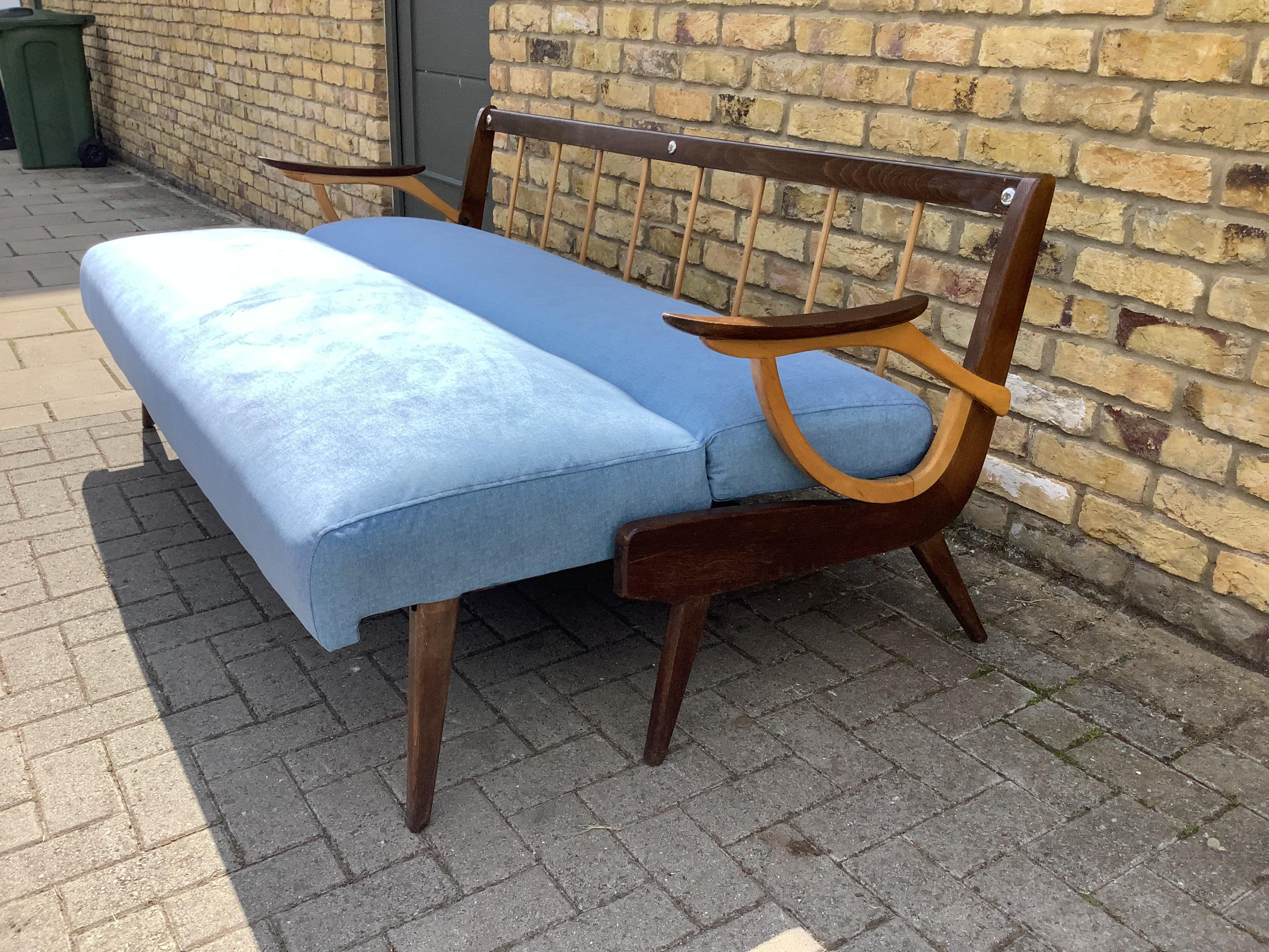 Superbe canapé-lit rembourré avec un magnifique tissu de coton bleu clair, passe facilement d'un canapé à un lit confortable .mousse solide et fonction utile.Cc1950s