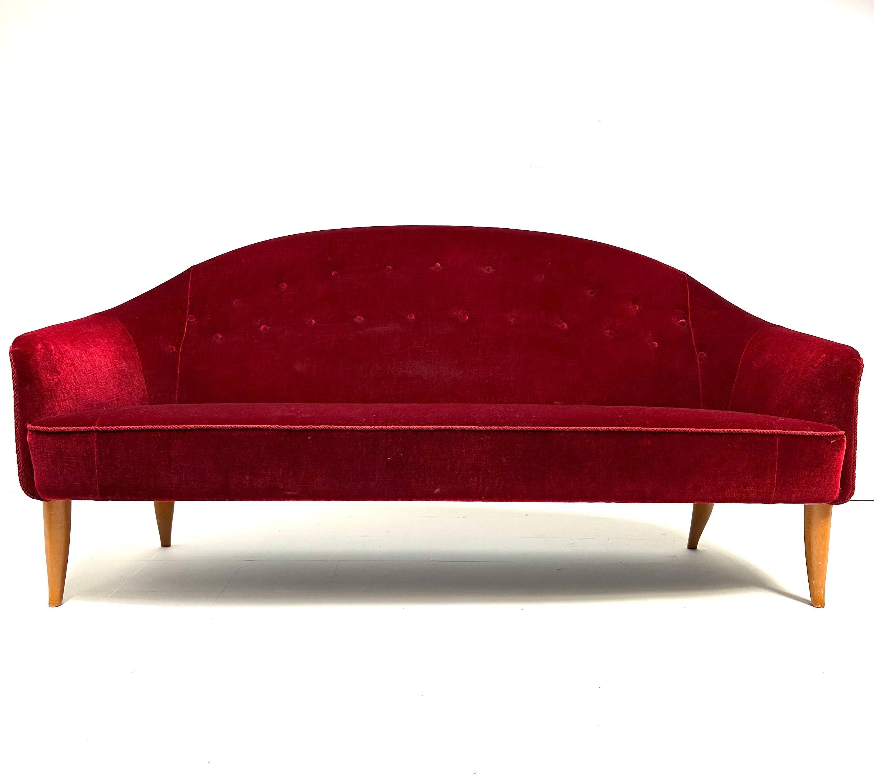 Sofá diseñado por Kerstin Horlin-Holmquist. Fabricado por Nordiska Kompaniet. Patas de abedul con tapicería de terciopelo. 1958

Entregas semanales en NYC