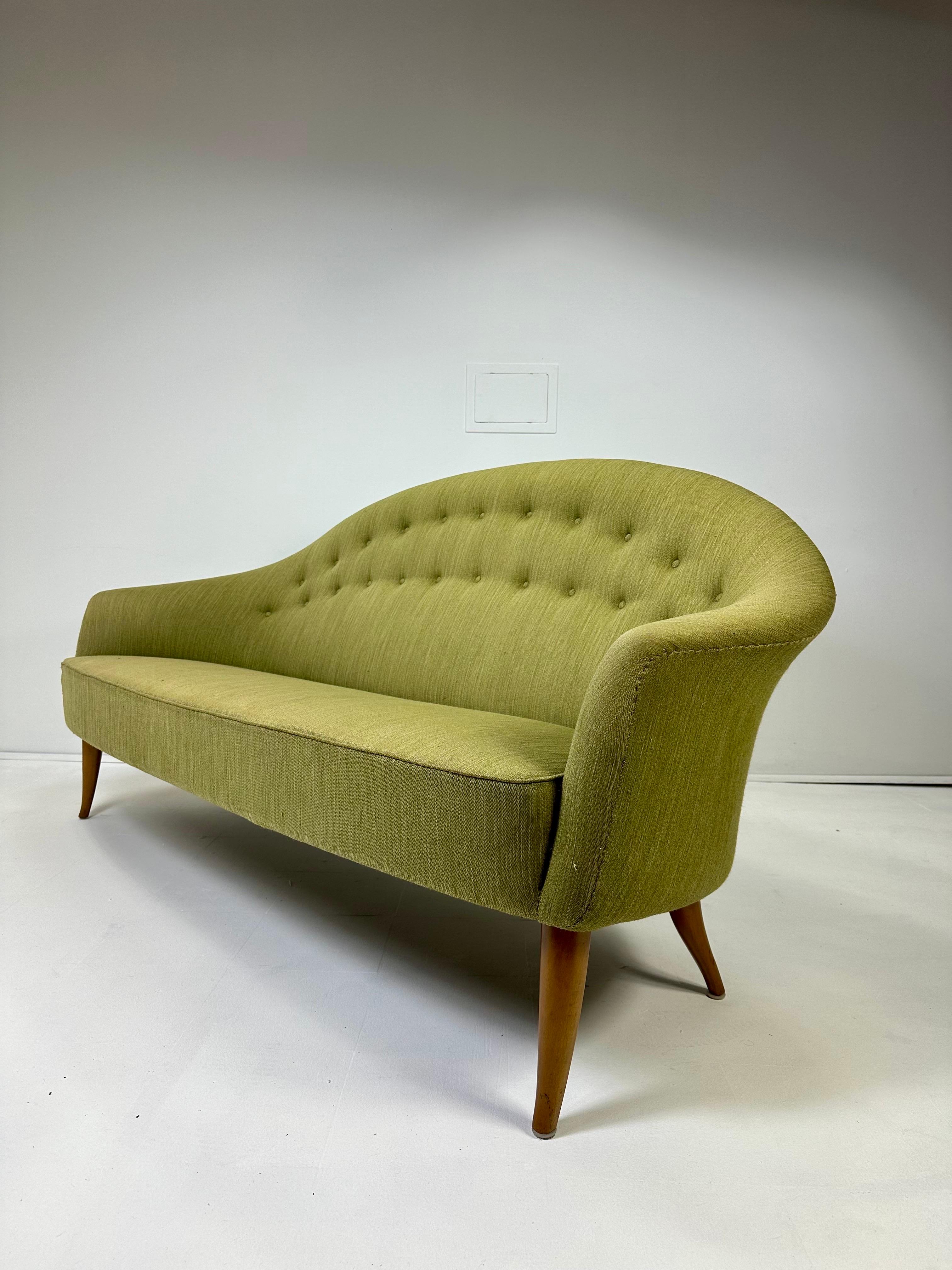 Sofá diseñado por Kerstin Horlin-Holmquist. Fabricado por Nordiska Kompaniet. Patas de abedul con tapicería vintage. 1958
Sin marcar