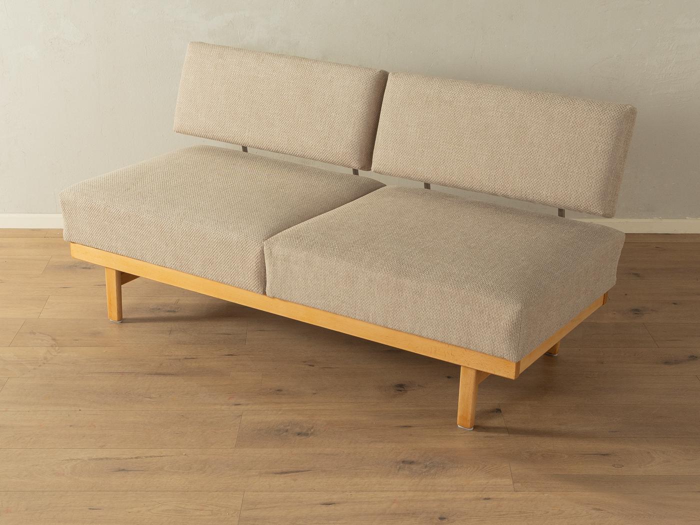 Magnifique canapé, modèle Stella, des années 1950. Cadre en bois de hêtre massif de haute qualité. Le canapé peut être transformé en lit d'appoint en quelques étapes simples. Le noyau de ressort d'origine a été rembourré et recouvert d'un tissu