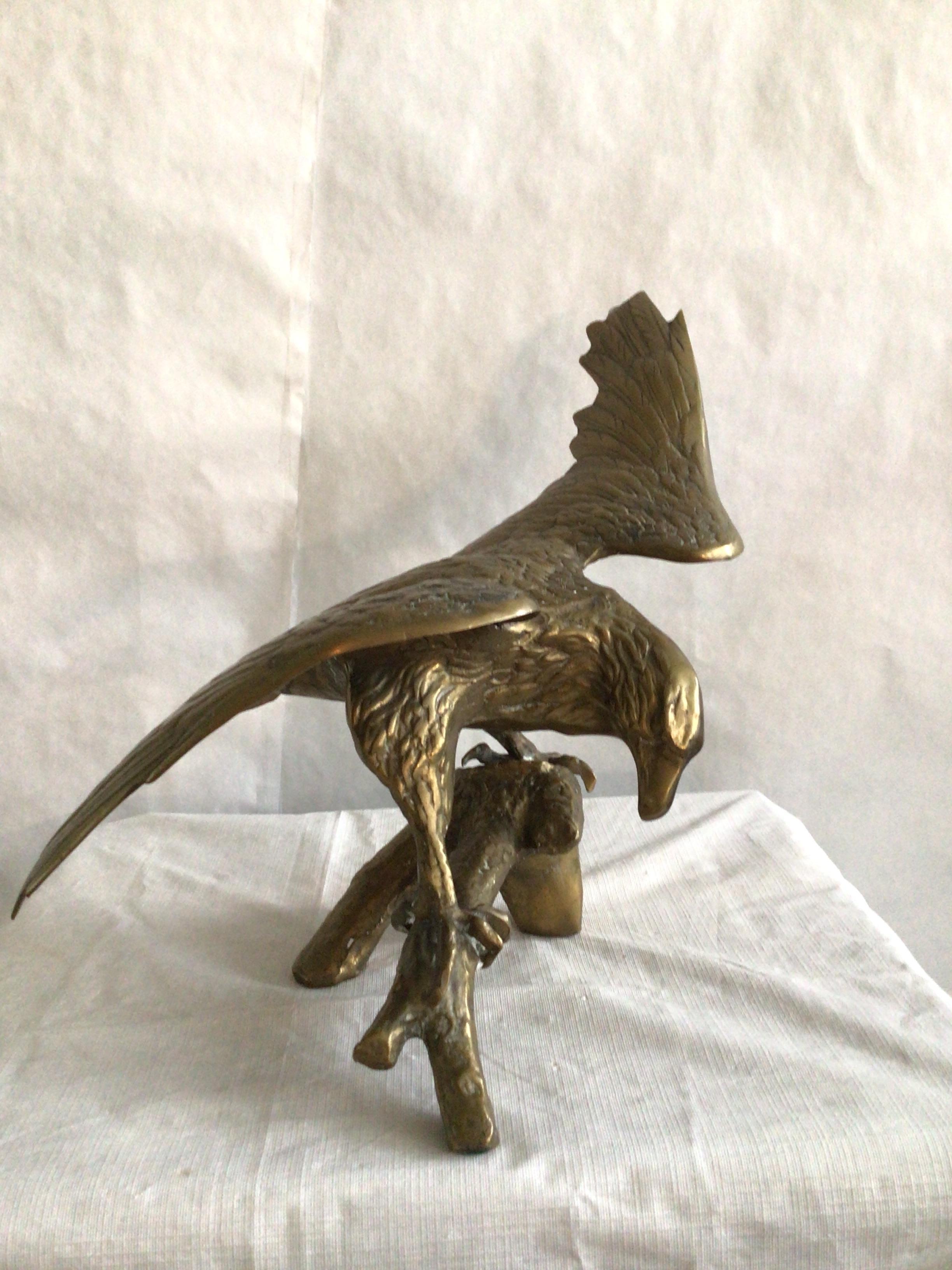 Sculpture des années 1950 en laiton représentant un aigle sur une Branch
Cette sculpture en laiton coulé présente de beaux détails, une belle patine et une usure normale due à l'âge.