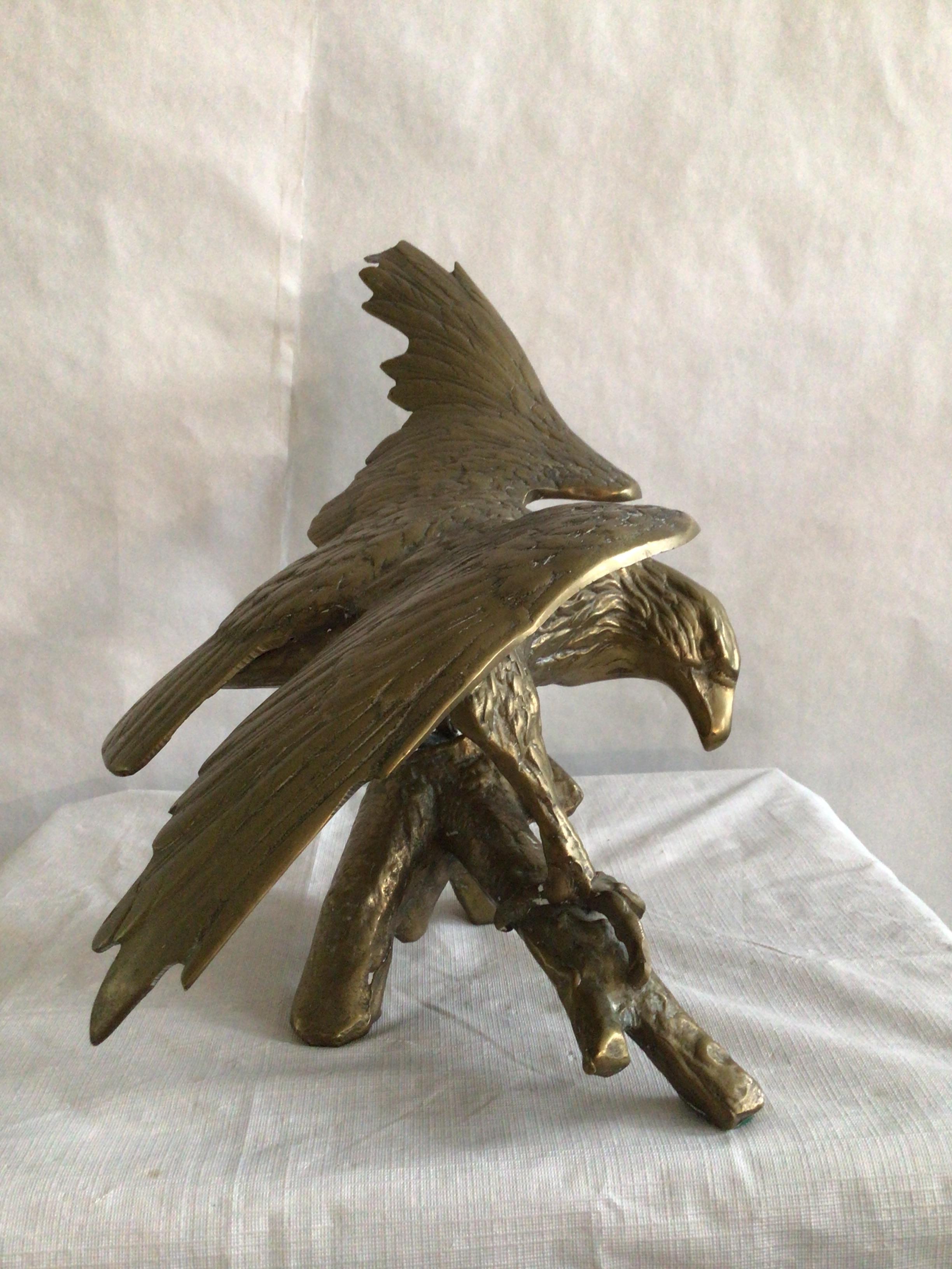 Moulage Sculpture des années 1950 en laiton représentant un aigle sur une Branch en vente