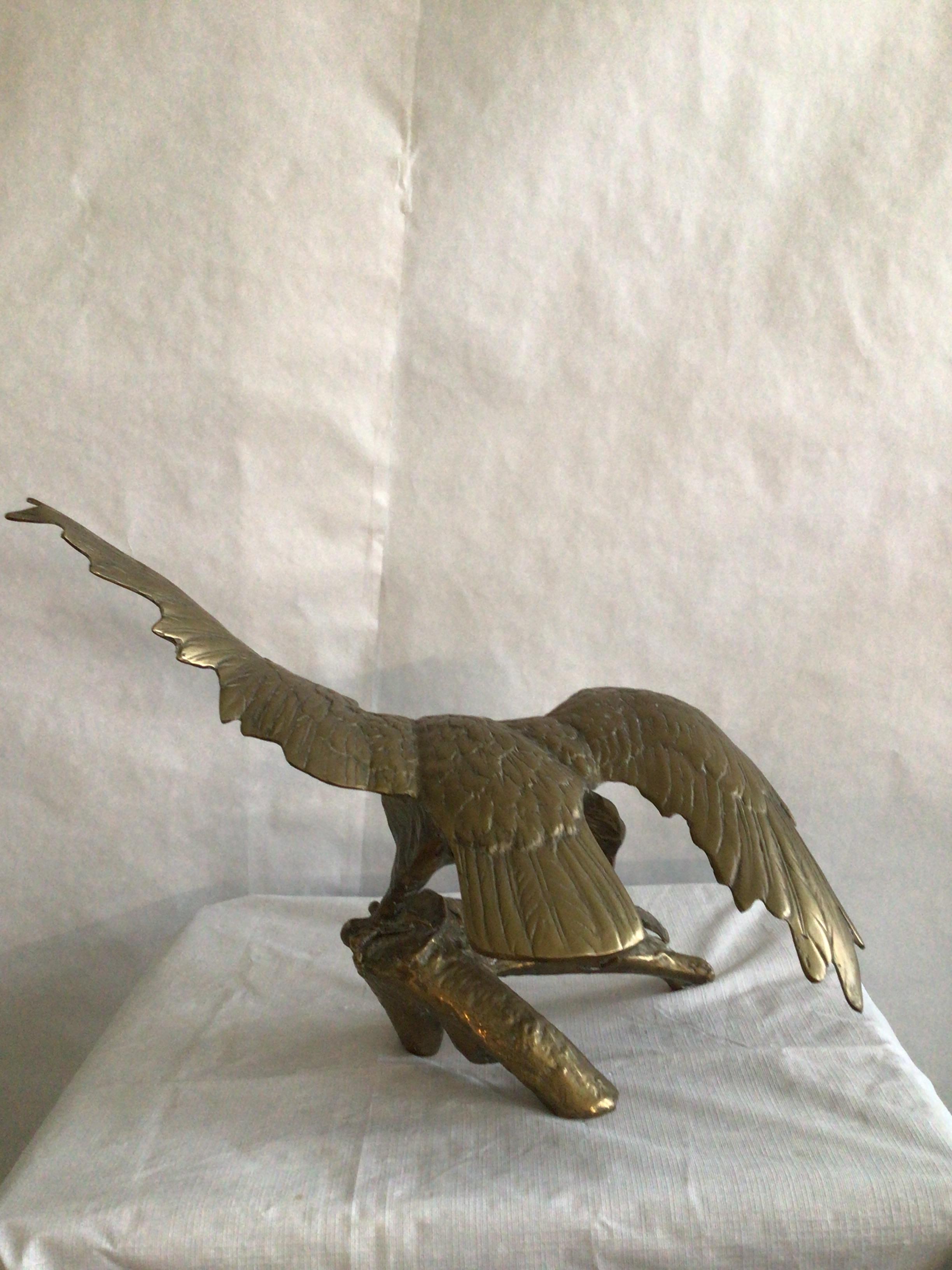 Sculpture des années 1950 en laiton représentant un aigle sur une Branch Bon état - En vente à Tarrytown, NY