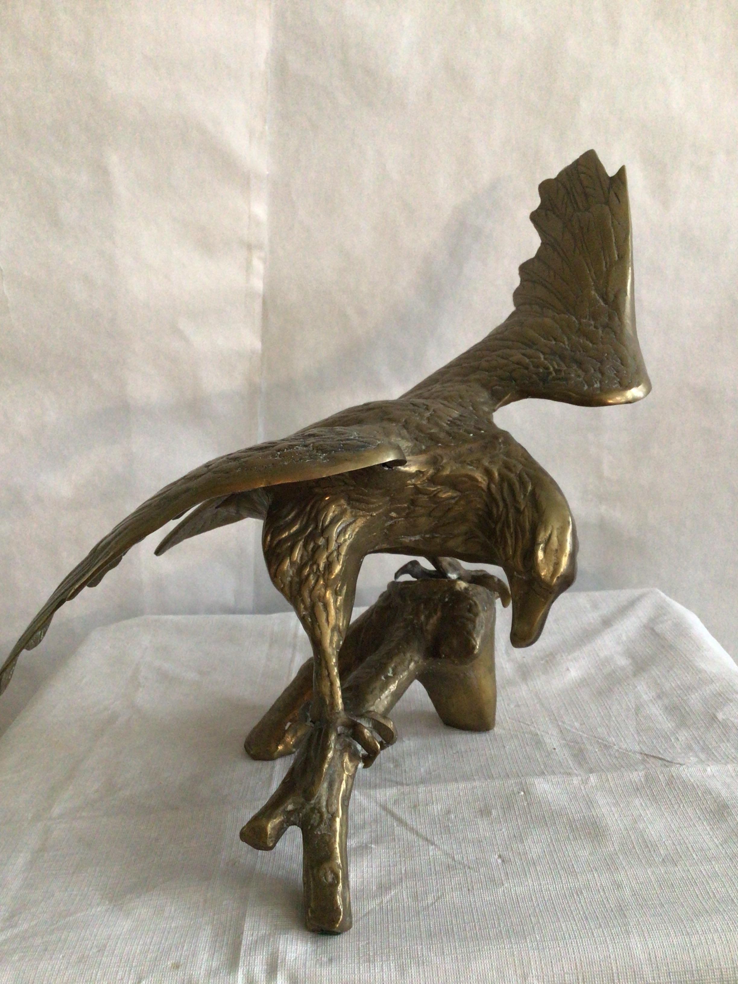 Milieu du XXe siècle Sculpture des années 1950 en laiton représentant un aigle sur une Branch en vente