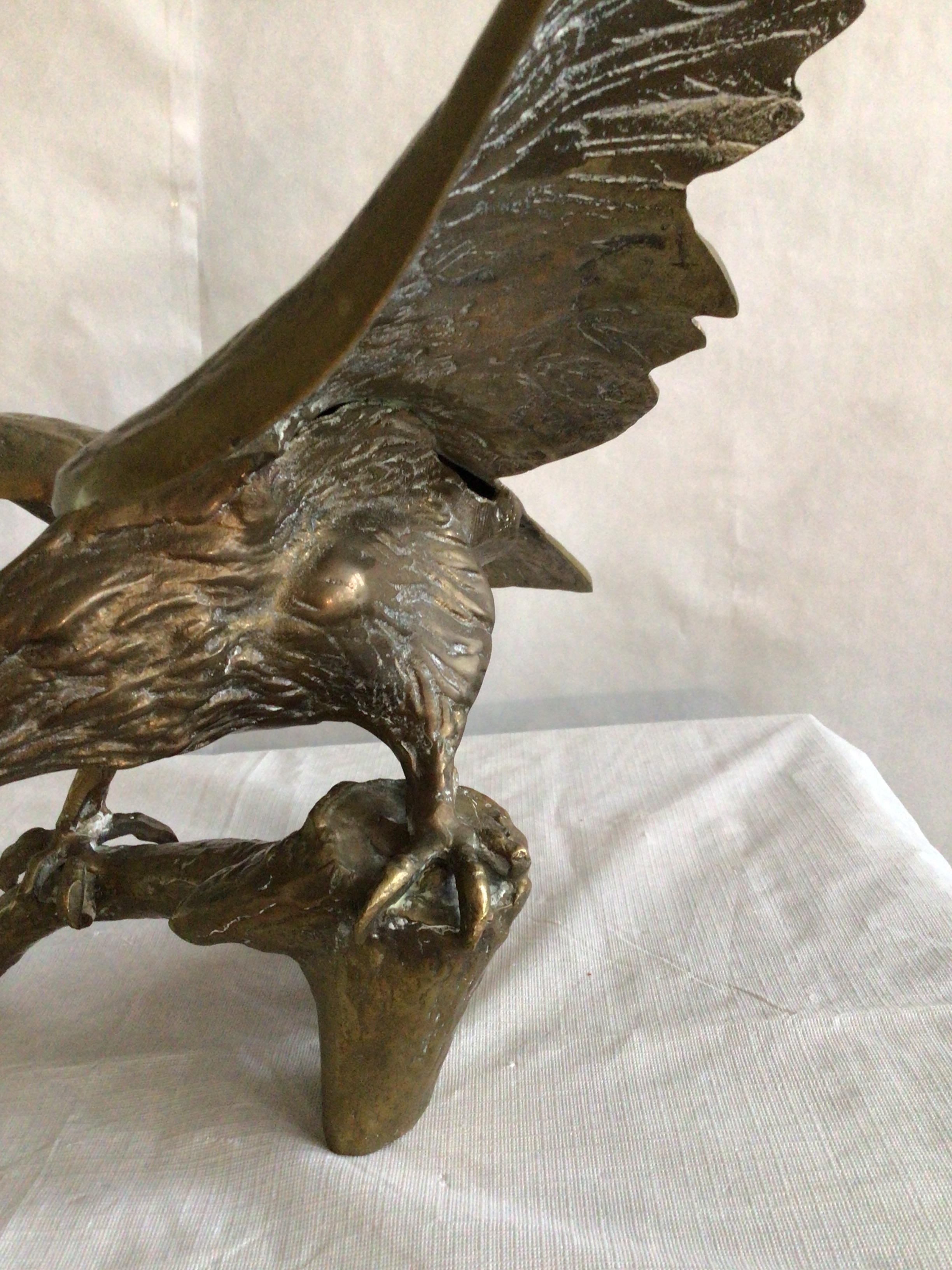 Laiton Sculpture des années 1950 en laiton représentant un aigle sur une Branch en vente