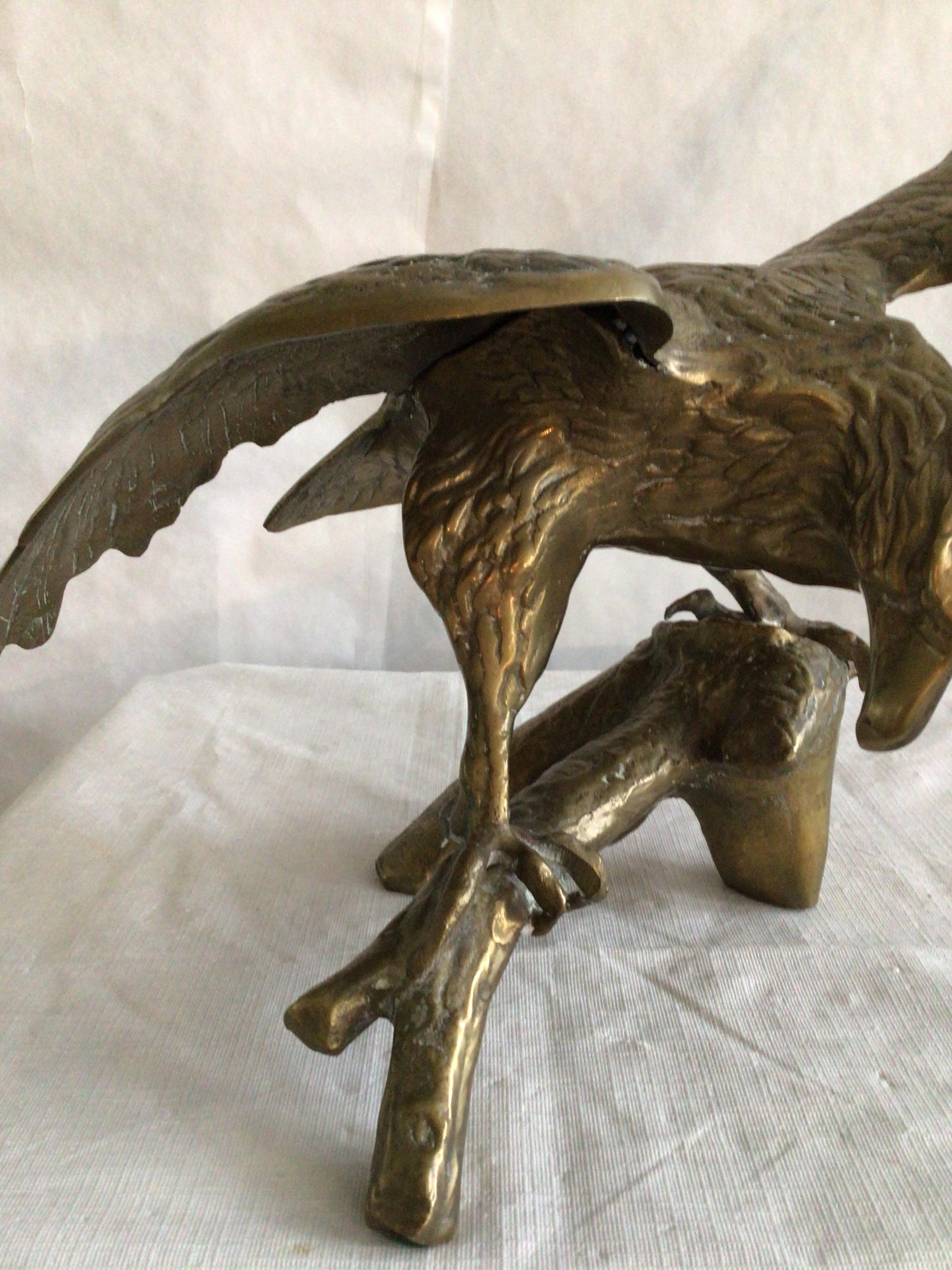 Sculpture des années 1950 en laiton représentant un aigle sur une Branch en vente 1
