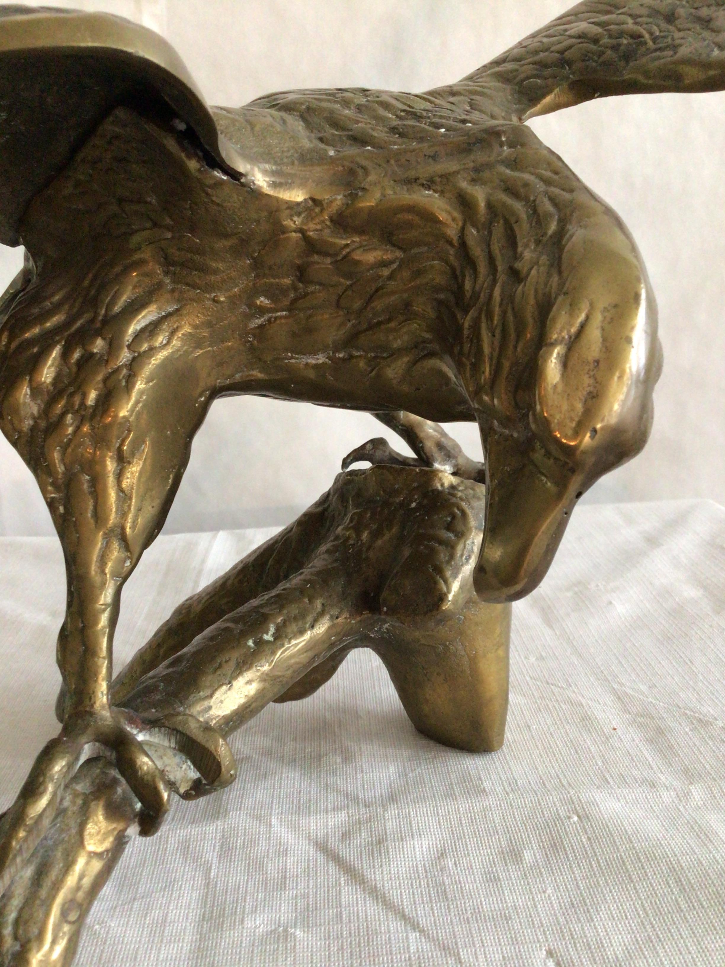 Sculpture des années 1950 en laiton représentant un aigle sur une Branch en vente 2