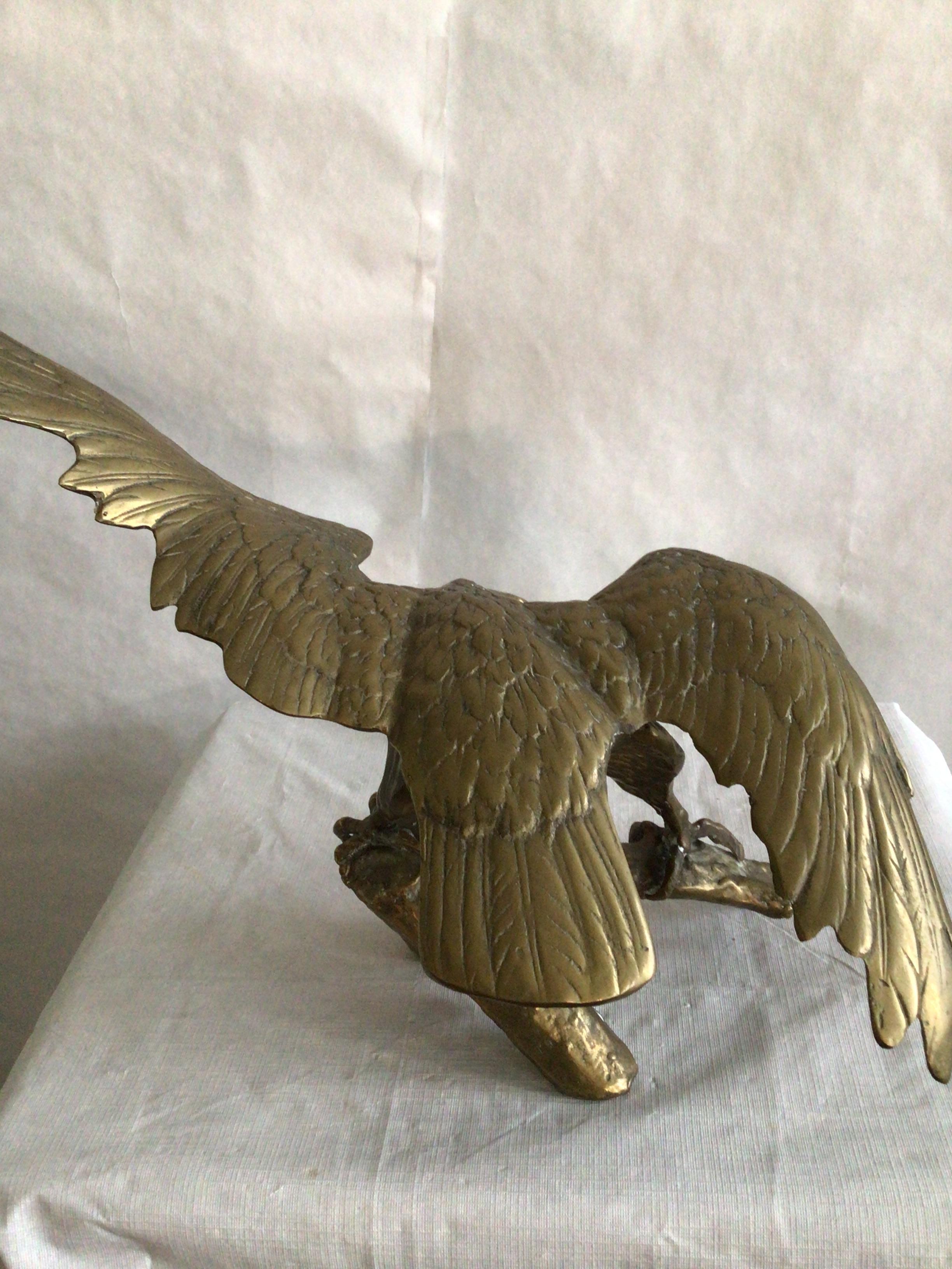 Sculpture des années 1950 en laiton représentant un aigle sur une Branch en vente 3