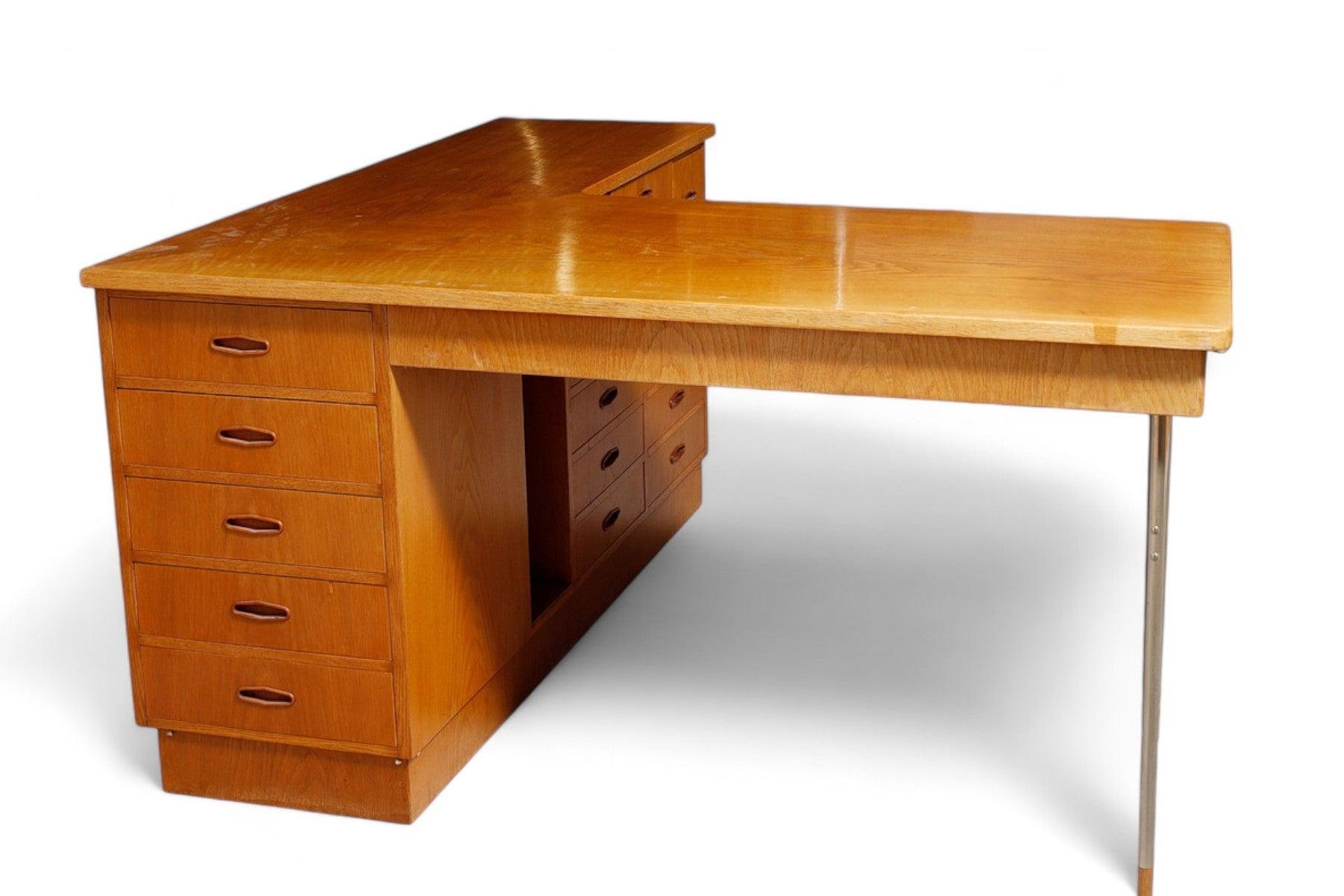 1950er Jahre Massive Eiche Dänische Moderne L-förmiger Schreibtisch + Anrichte im Angebot 5