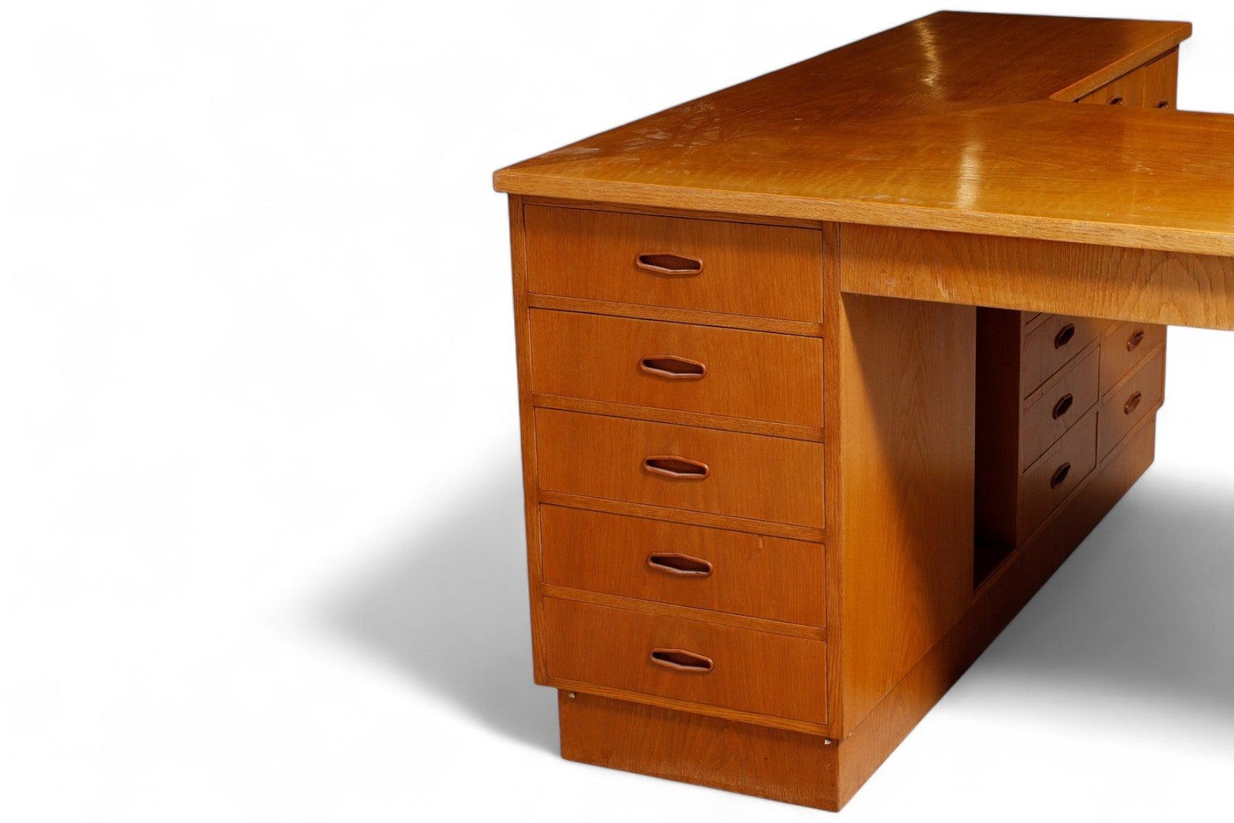 1950er Jahre Massive Eiche Dänische Moderne L-förmiger Schreibtisch + Anrichte (Moderne der Mitte des Jahrhunderts) im Angebot