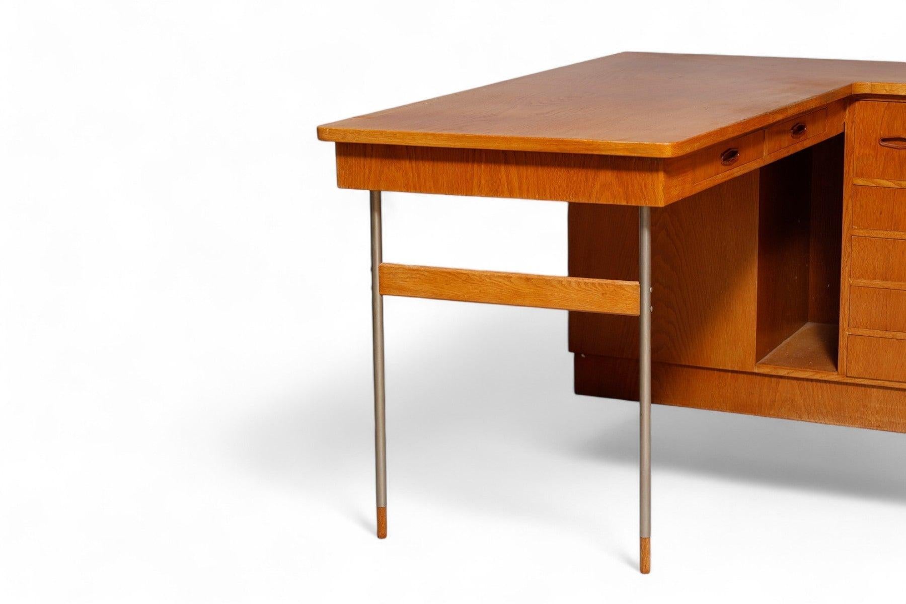 1950er Jahre Massive Eiche Dänische Moderne L-förmiger Schreibtisch + Anrichte im Zustand „Gut“ im Angebot in Berkeley, CA