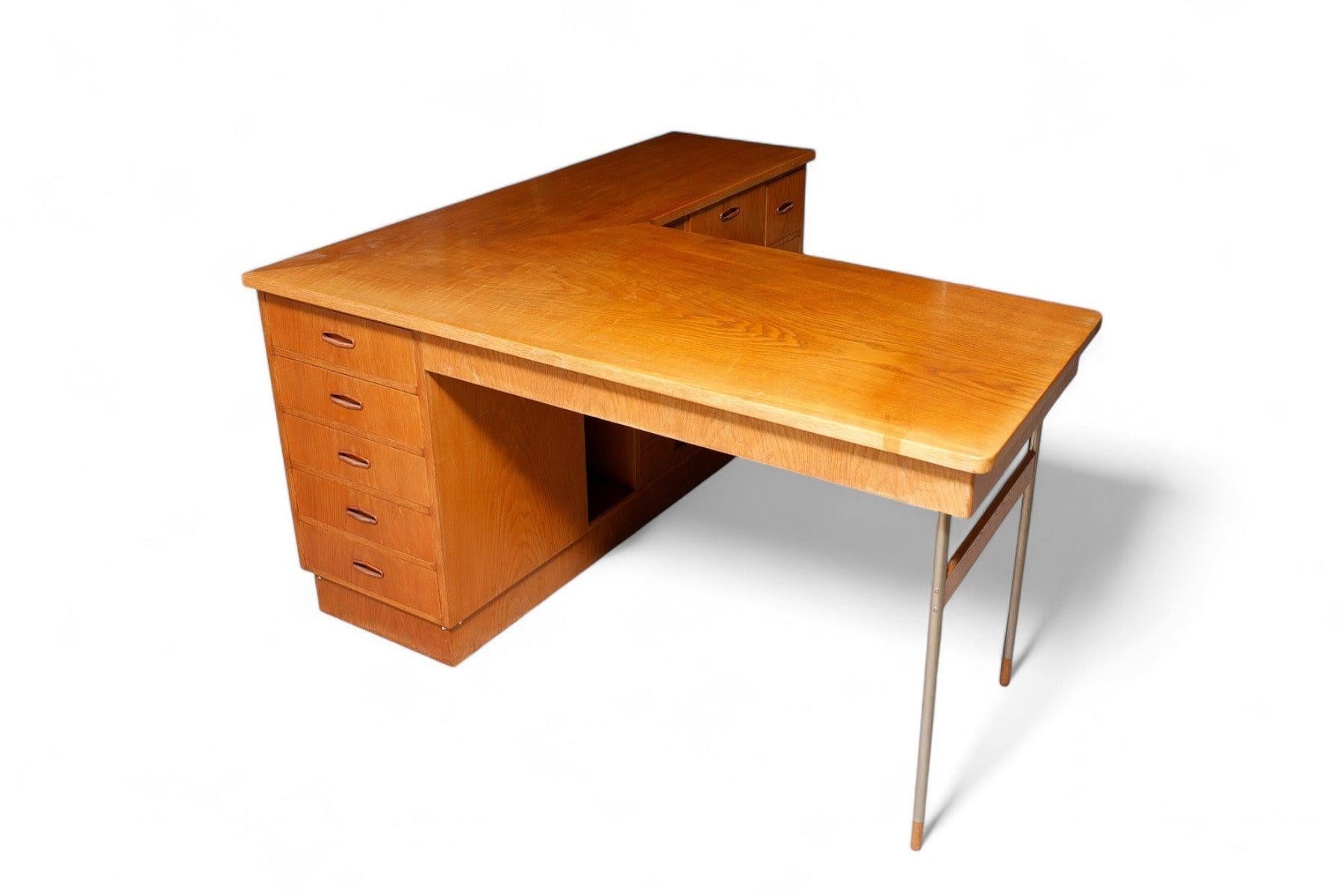1950er Jahre Massive Eiche Dänische Moderne L-förmiger Schreibtisch + Anrichte (20. Jahrhundert) im Angebot