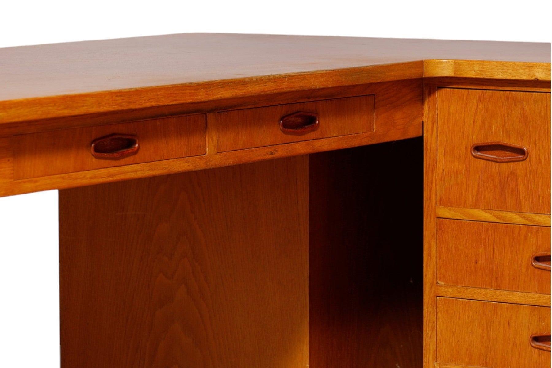 1950er Jahre Massive Eiche Dänische Moderne L-förmiger Schreibtisch + Anrichte (Eichenholz) im Angebot