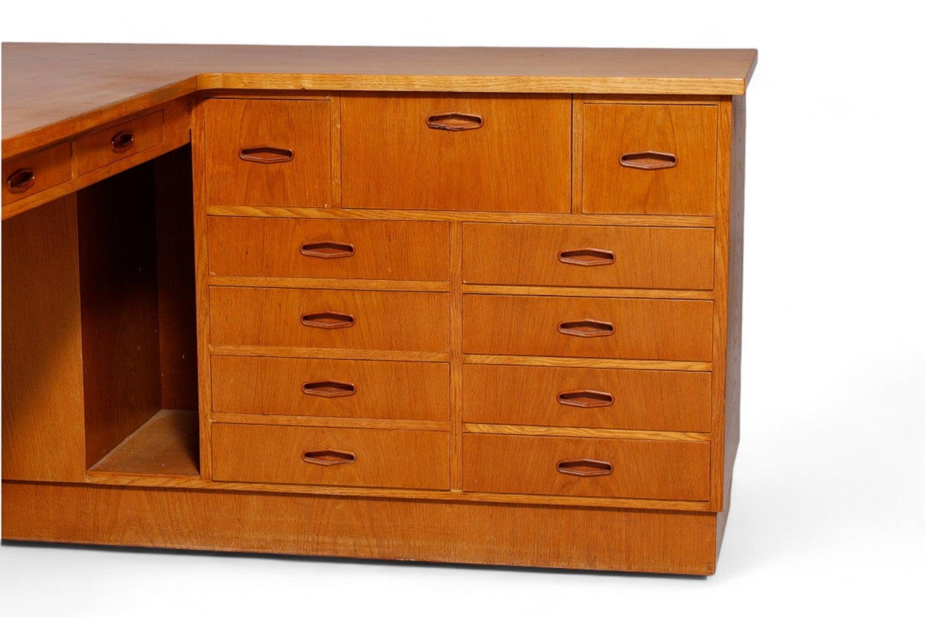 1950er Jahre Massive Eiche Dänische Moderne L-förmiger Schreibtisch + Anrichte im Angebot 1