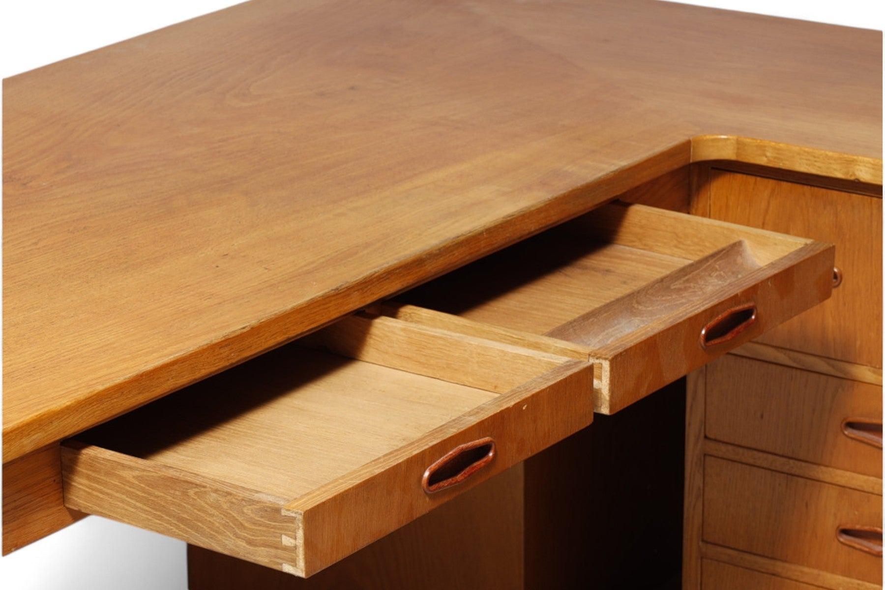 1950er Jahre Massive Eiche Dänische Moderne L-förmiger Schreibtisch + Anrichte im Angebot 2