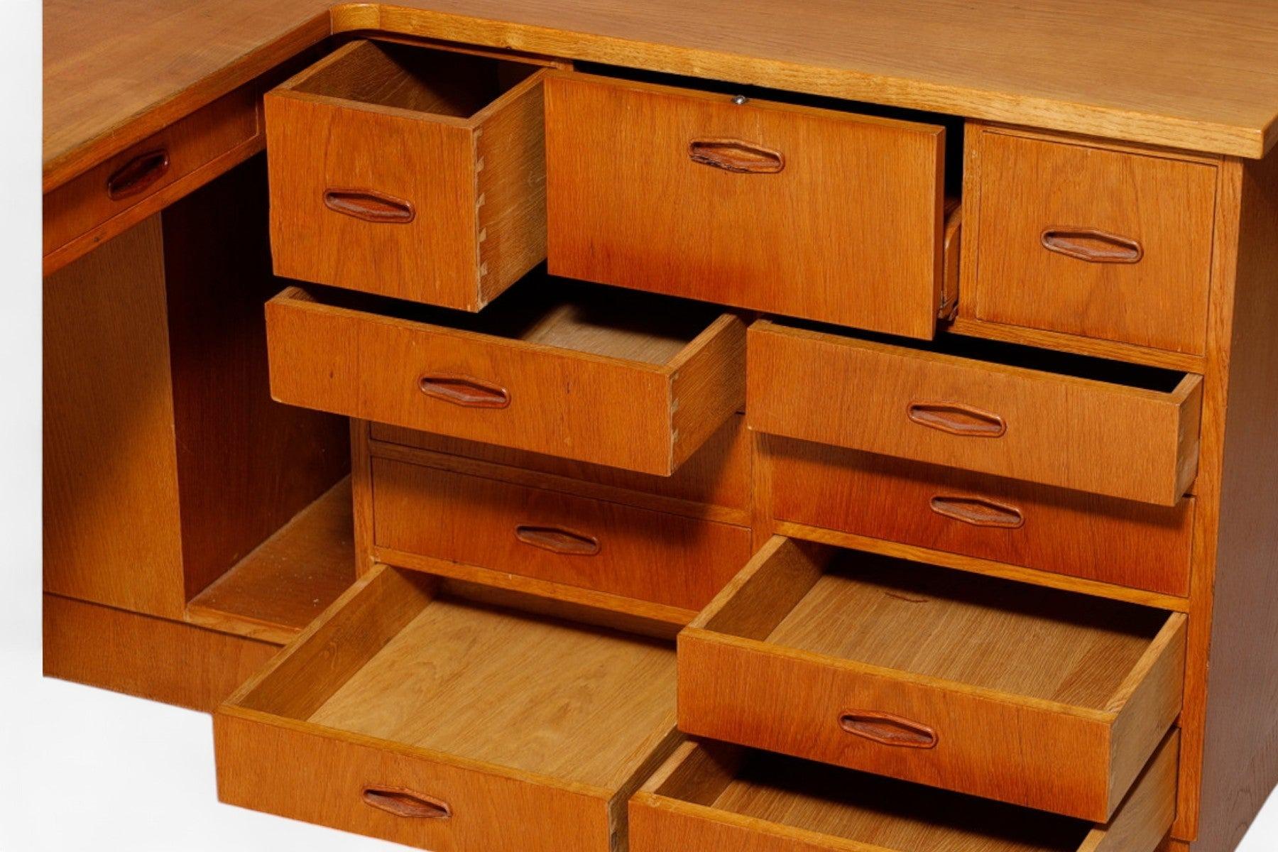 1950er Jahre Massive Eiche Dänische Moderne L-förmiger Schreibtisch + Anrichte im Angebot 3