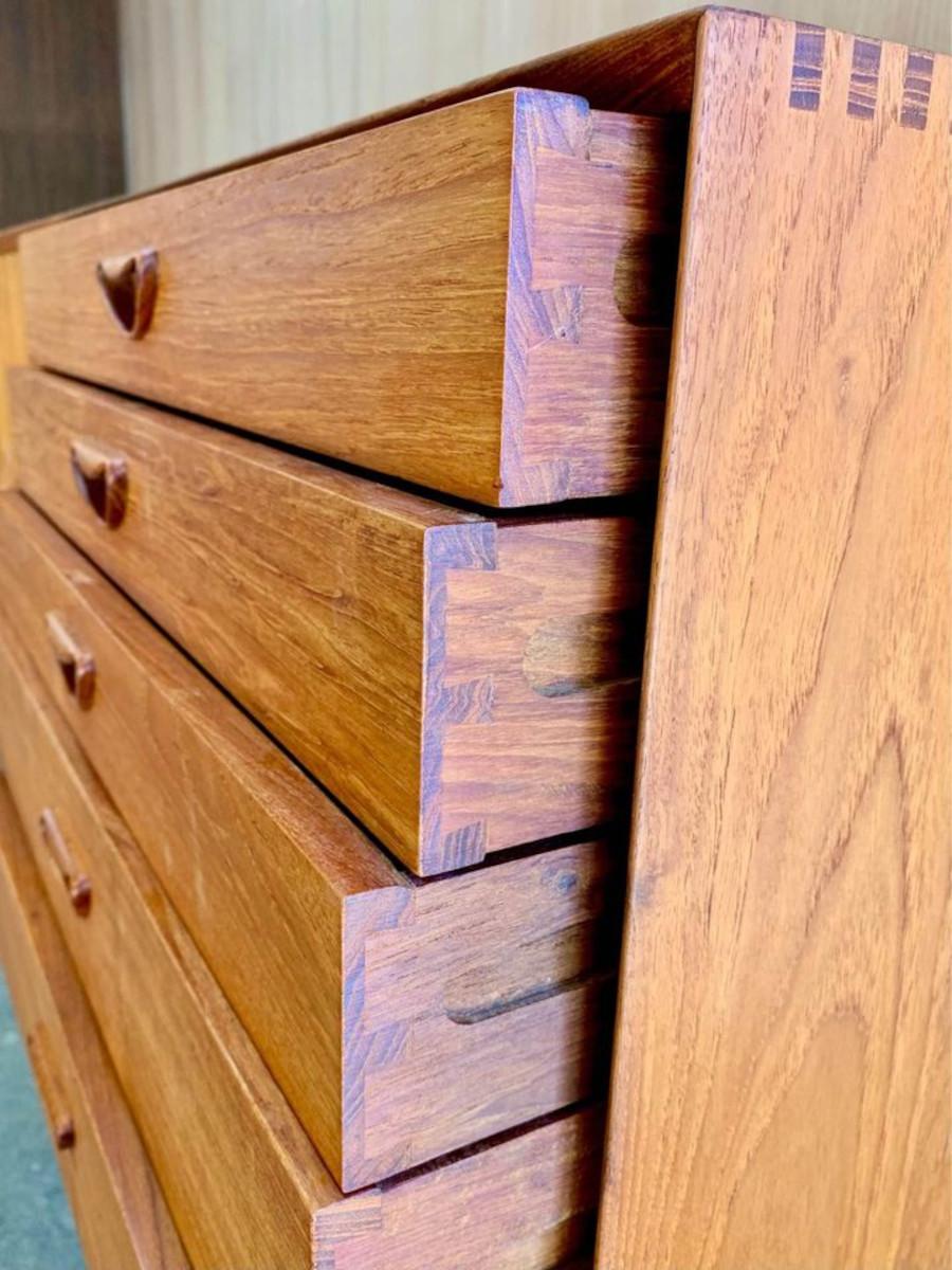 Wir freuen uns, das unserer Meinung nach schönste dänische Sideboard aller Zeiten vorstellen zu können: ein exquisites, hochwertiges Sideboard aus massivem Teakholz, entworfen von Peter Hvidt für die Søborg Møbelfabrik in den 1950er Jahren. Dieses
