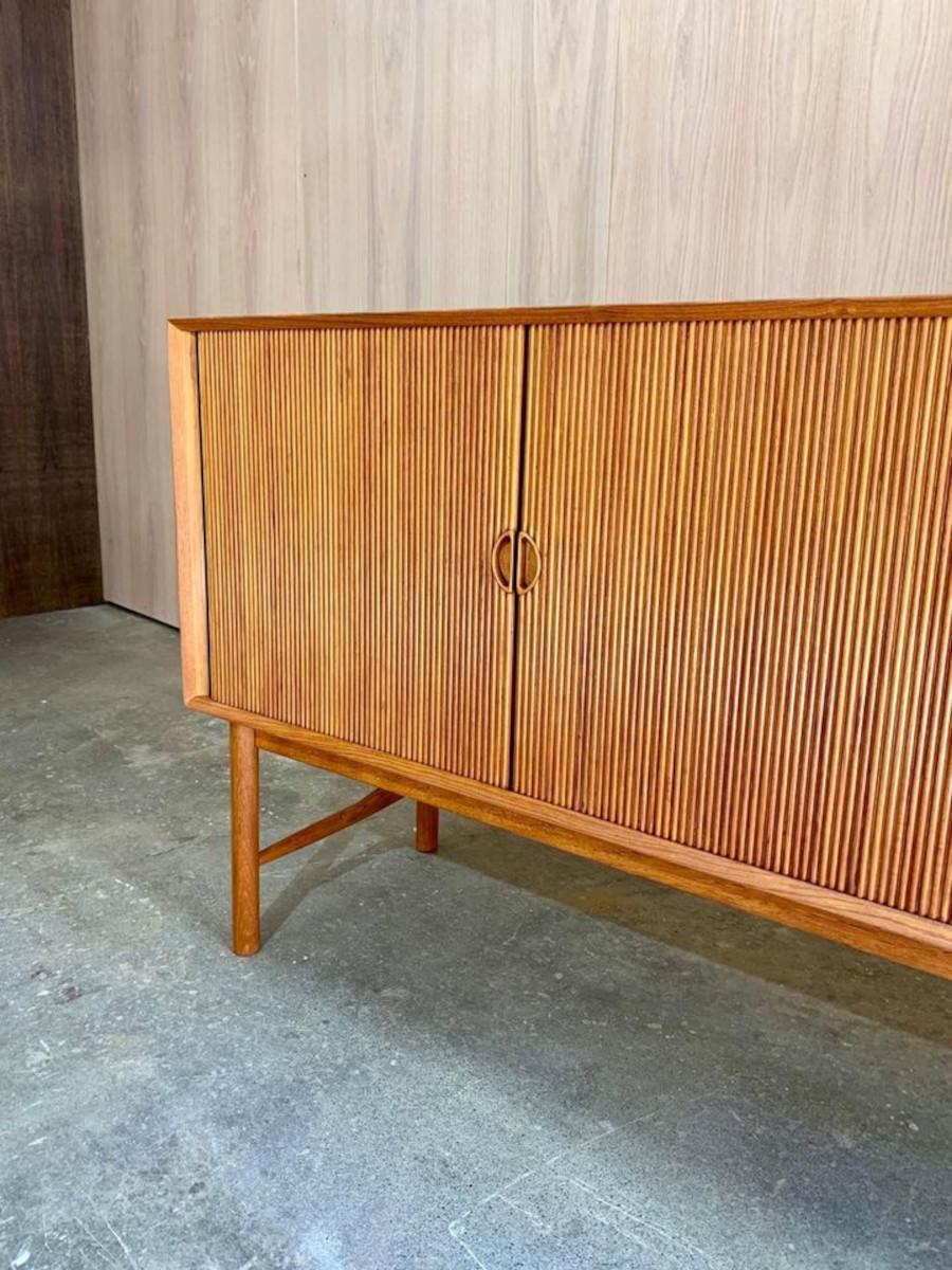 1950er Massivholz-Credenza aus Teakholz  Sideboard von Peter Hvidt (Moderne der Mitte des Jahrhunderts)